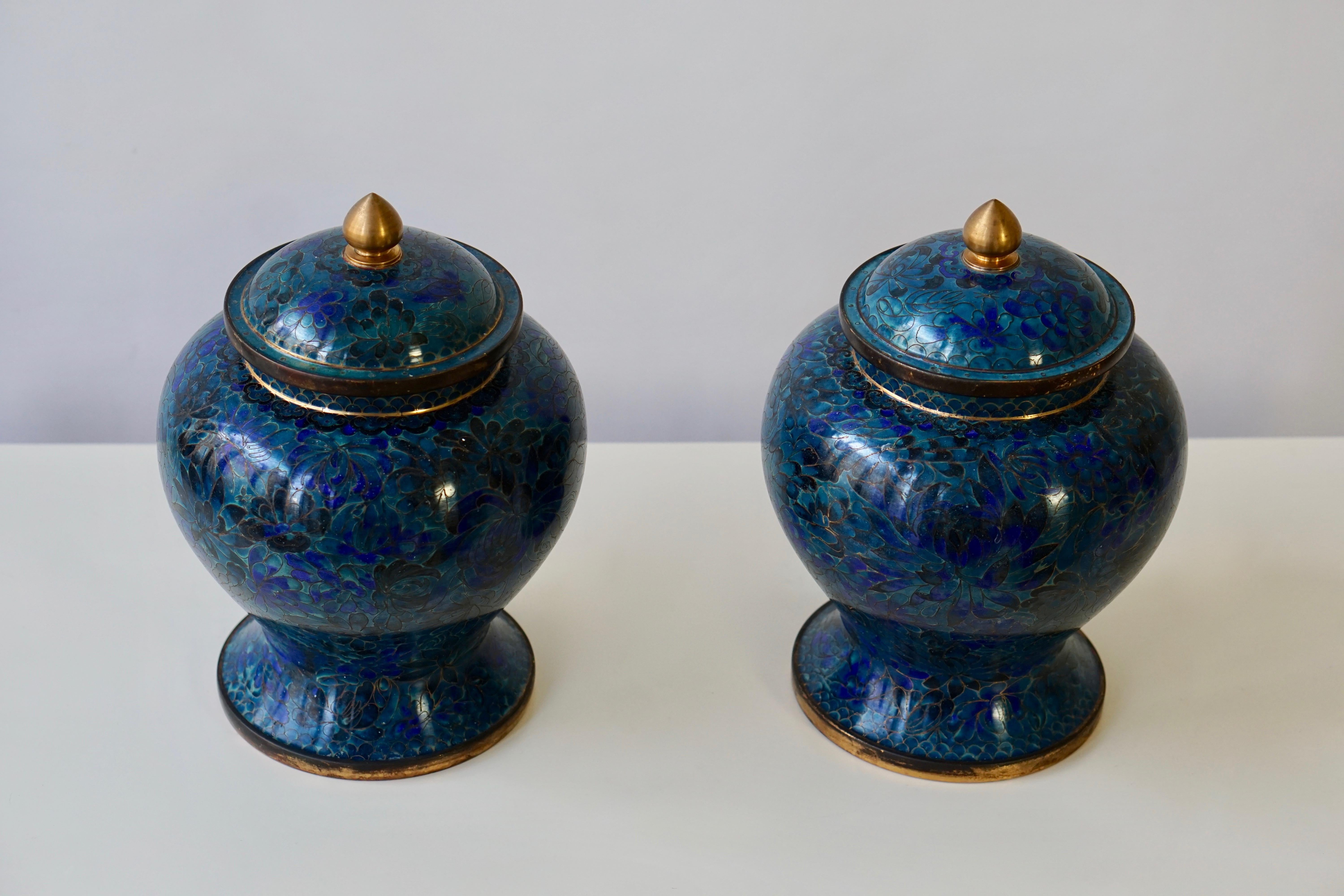Paar bunte chinesische Jingfa-Cloisonné-Vasen (20. Jahrhundert)