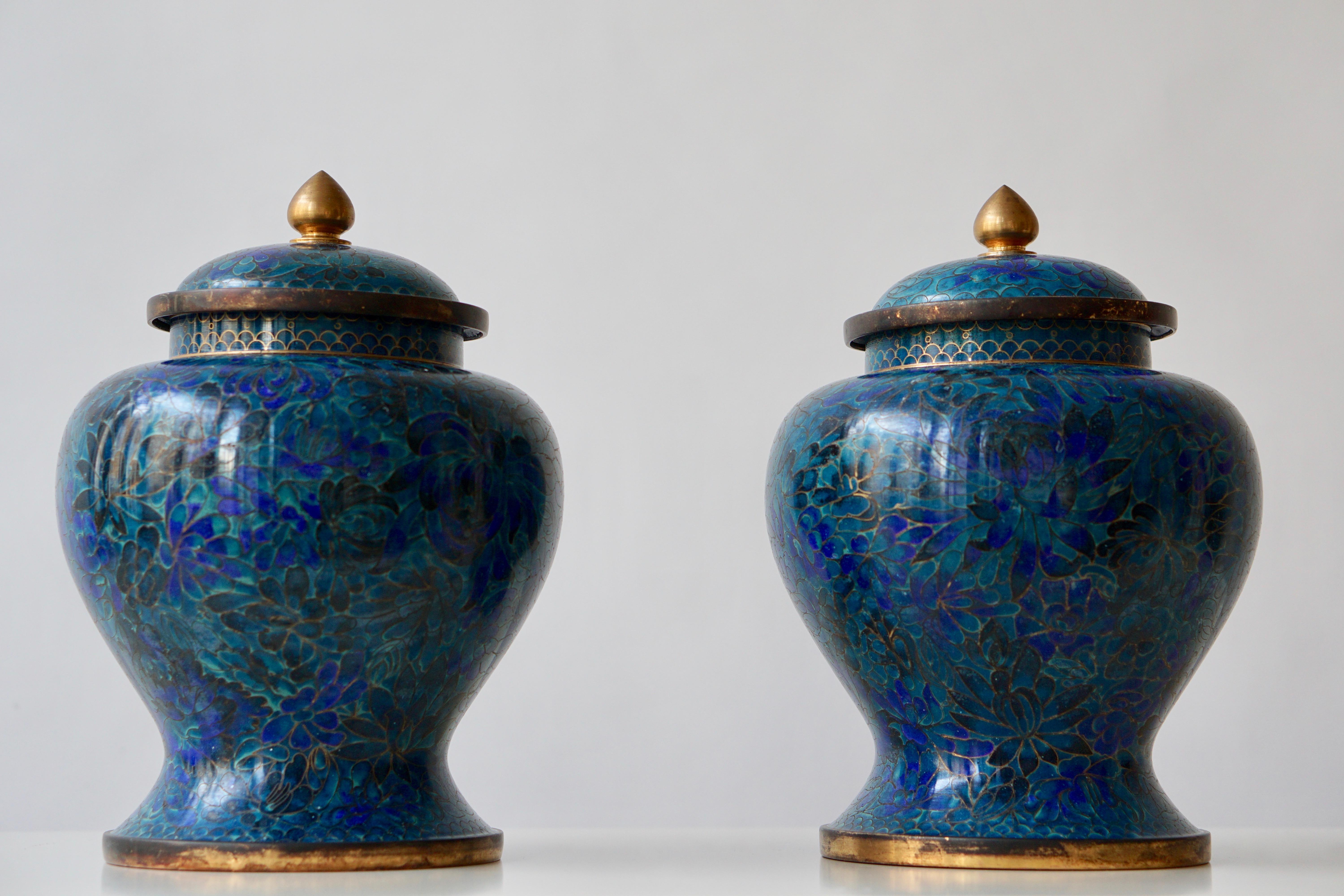 Paar bunte chinesische Jingfa-Cloisonné-Vasen (Messing)