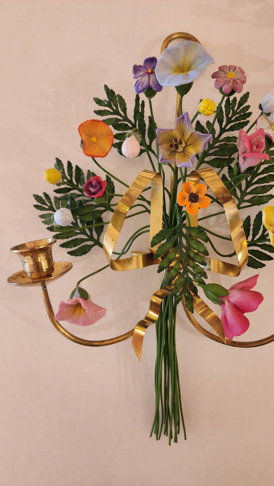 Nous avons ici une paire d'appliques murales en laiton avec un bouquet de fleurs en porcelaine avec une finition mate et des tiges et feuilles vertes en métal. L'âge et le fabricant de ces magnifiques appliques sont inconnus, mais nous avons estimé