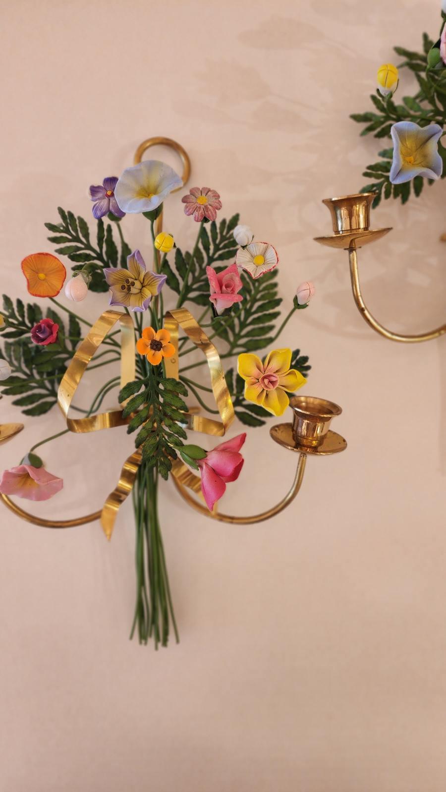 italien Paire d'appliques à fleurs colorées en vente