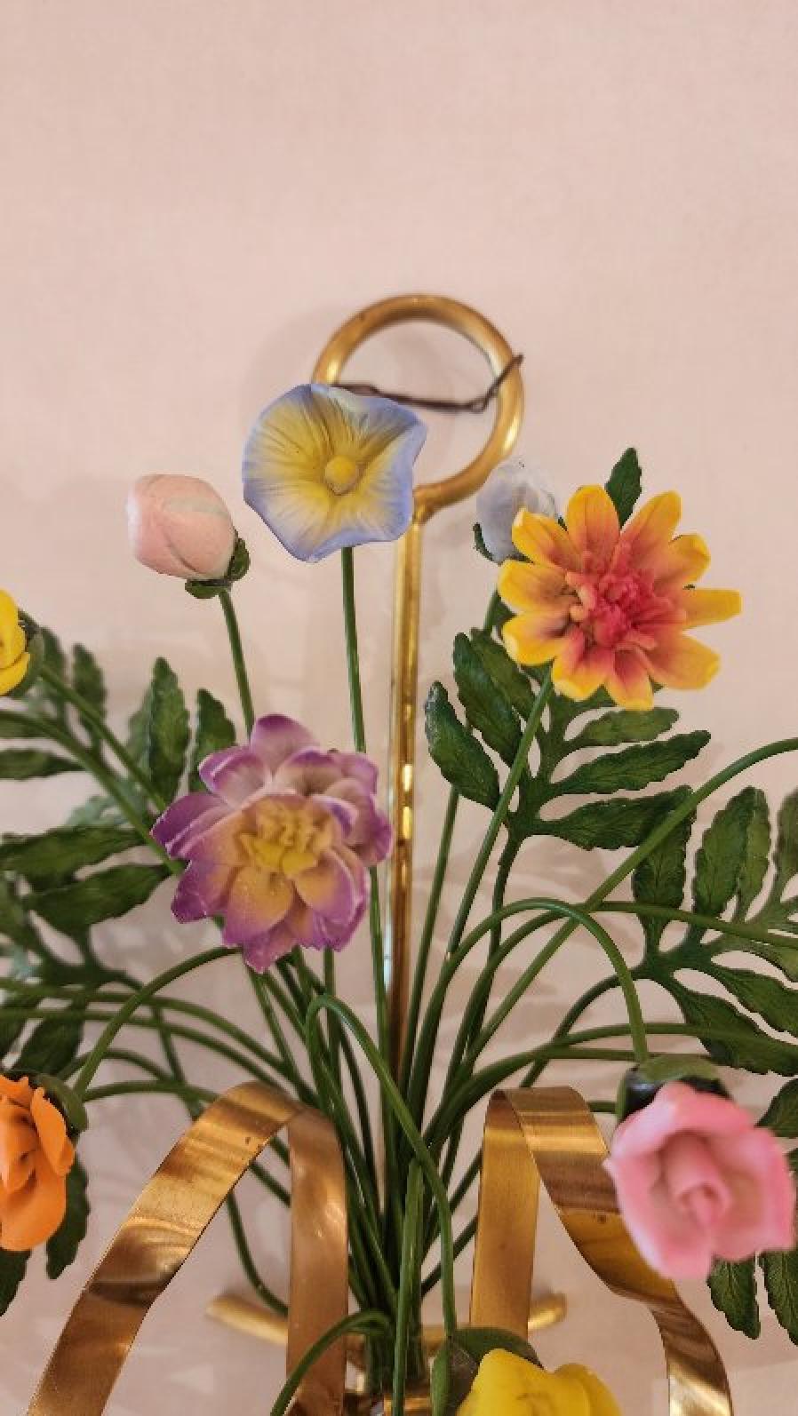 Moulage Paire d'appliques à fleurs colorées en vente