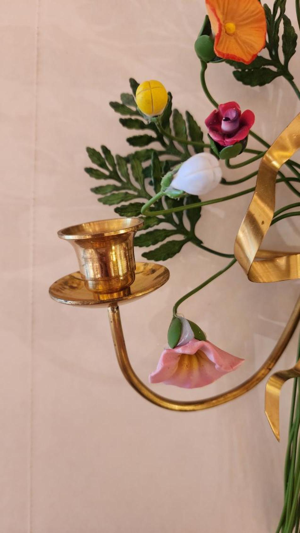 20ième siècle Paire d'appliques à fleurs colorées en vente
