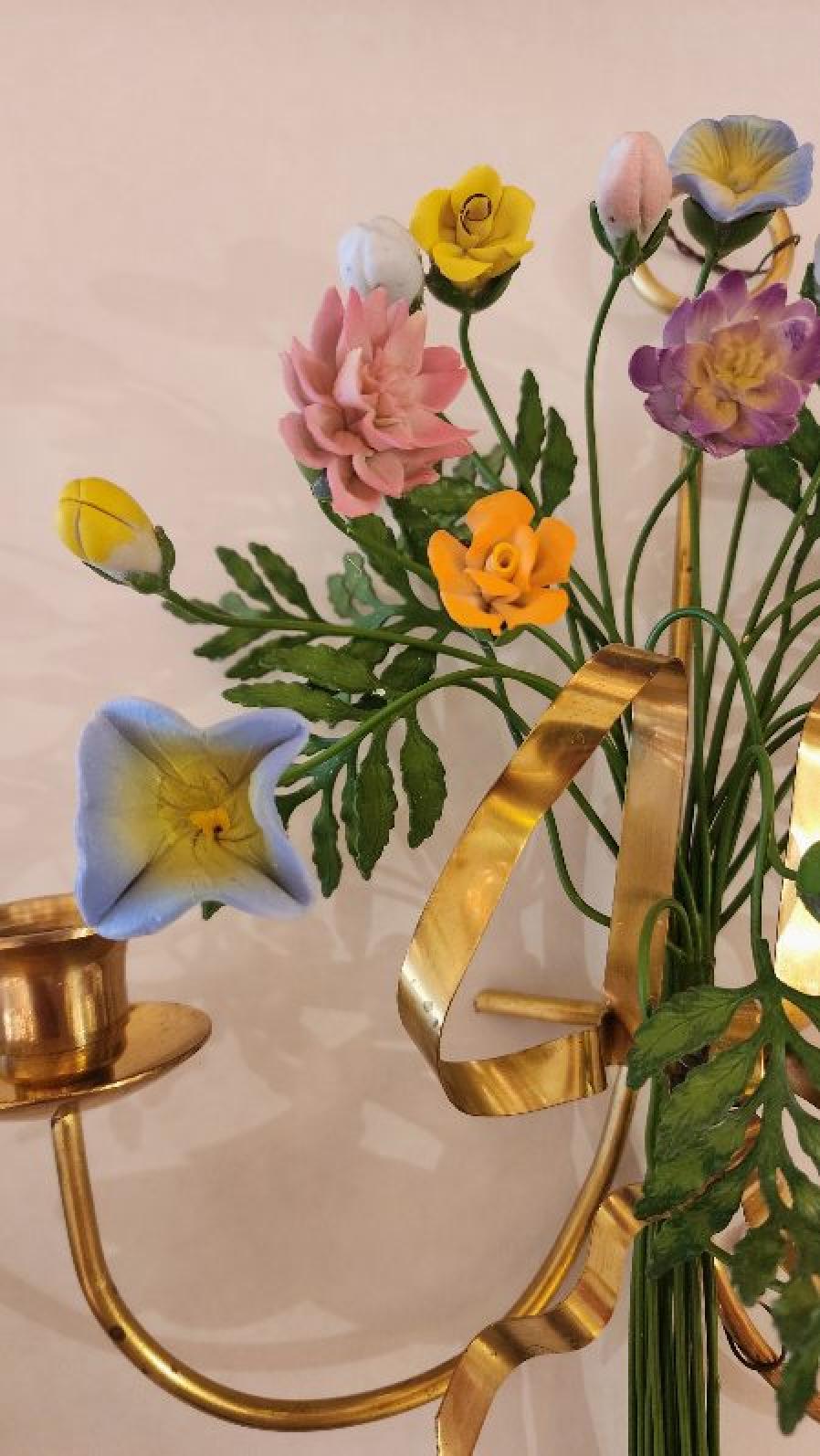Paire d'appliques à fleurs colorées en vente 1