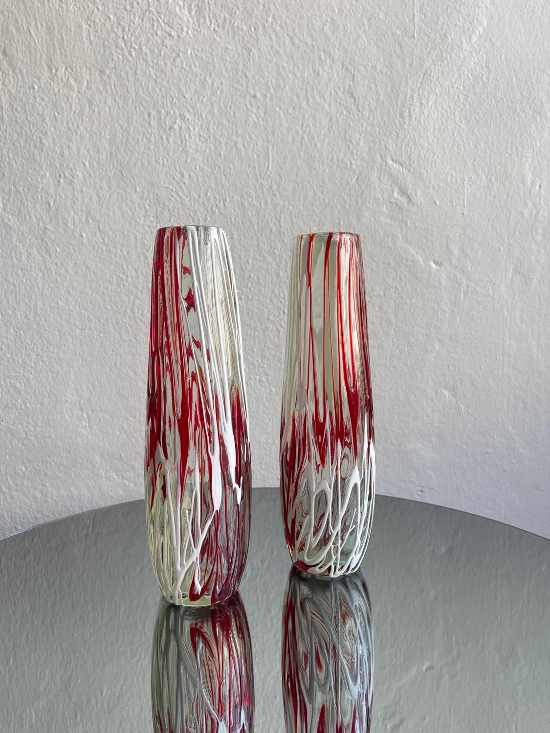 Collectional - Vases Murano du milieu du siècle - Vases en verre rouge et blanc

Jolie et impressionnante paire de vases vintage en verre de Murano, avec une base claire et des décorations appliquées en fils de verre rouge et blanc. Intemporels,