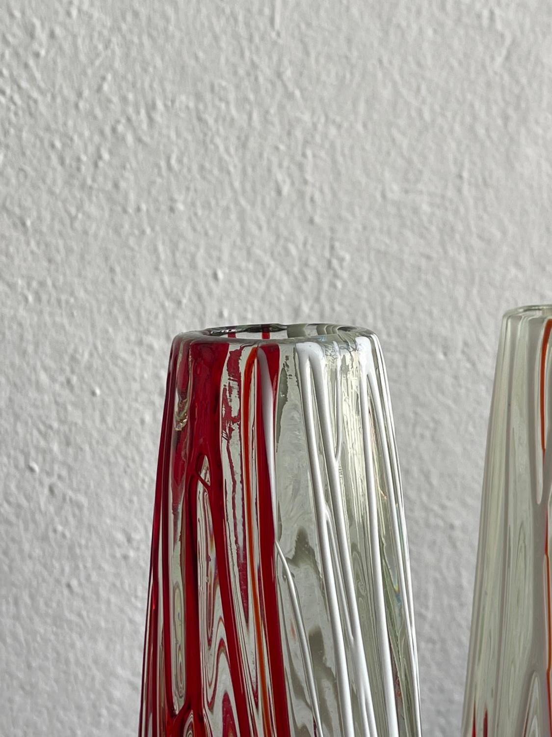 Mid-Century Modern Paire de vases colorés de Murano en rouge et blanc en vente