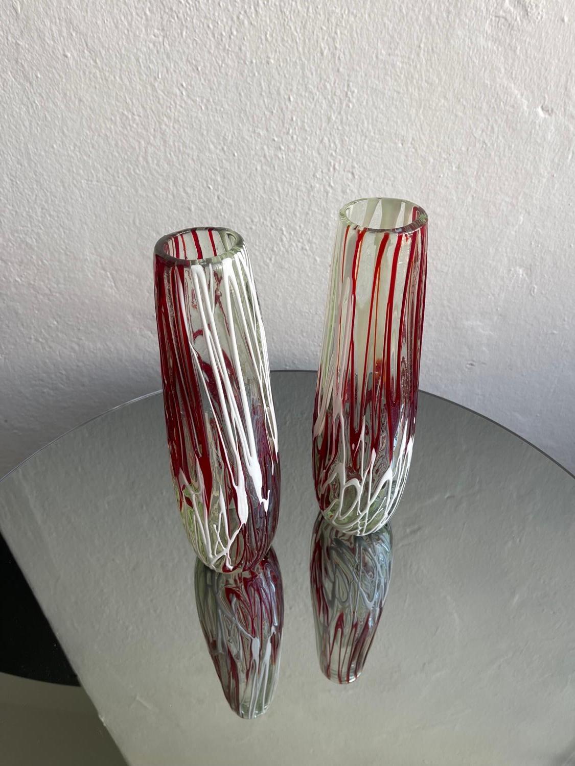 Pair of colorful Murano Vases in red and white In Good Condition For Sale In Milano, IT