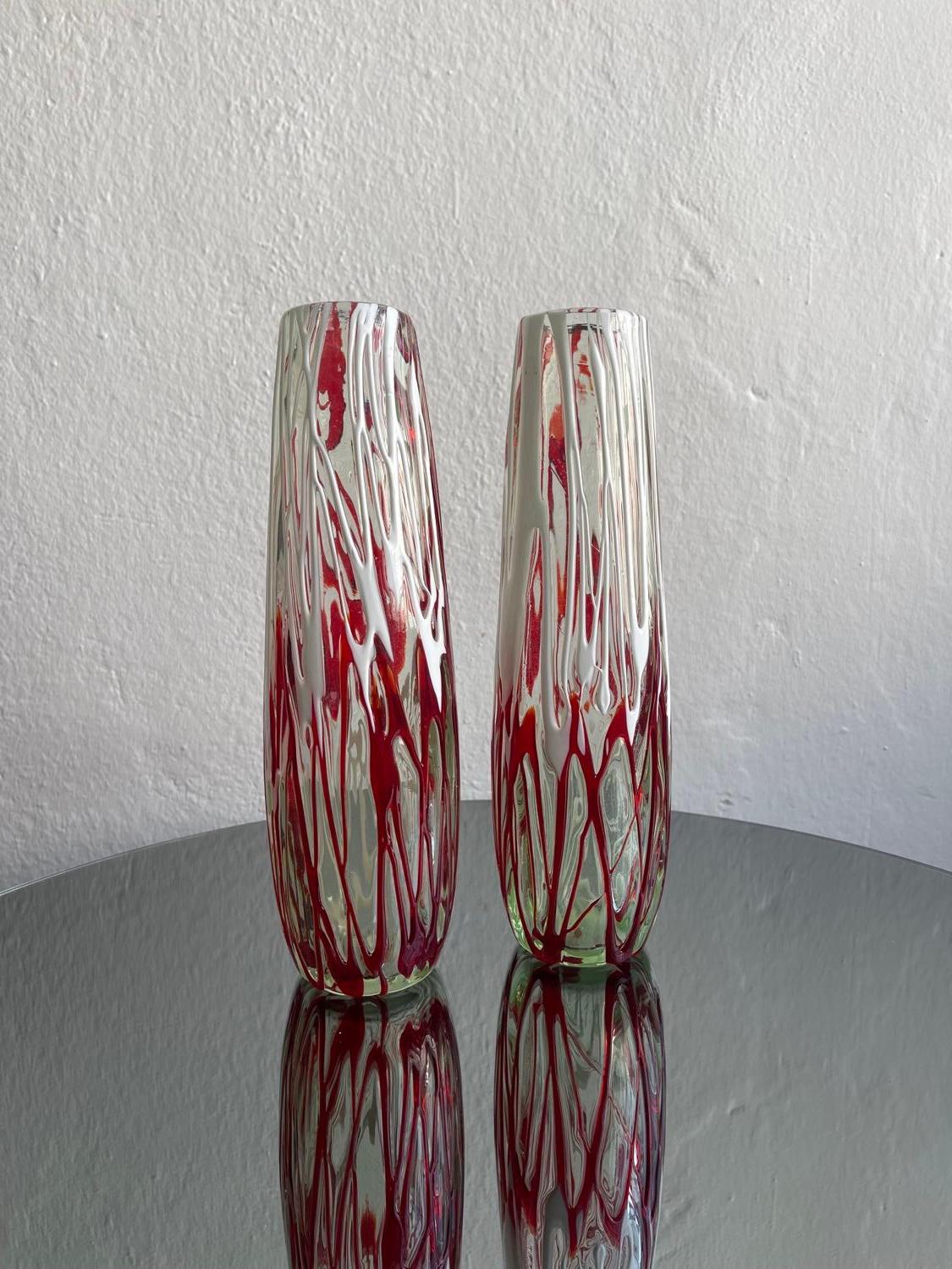 Late 20th Century Pair of colorful Murano Vases in red and white For Sale