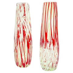 Paar farbenfrohe Murano-Vasen in Rot und Weiß