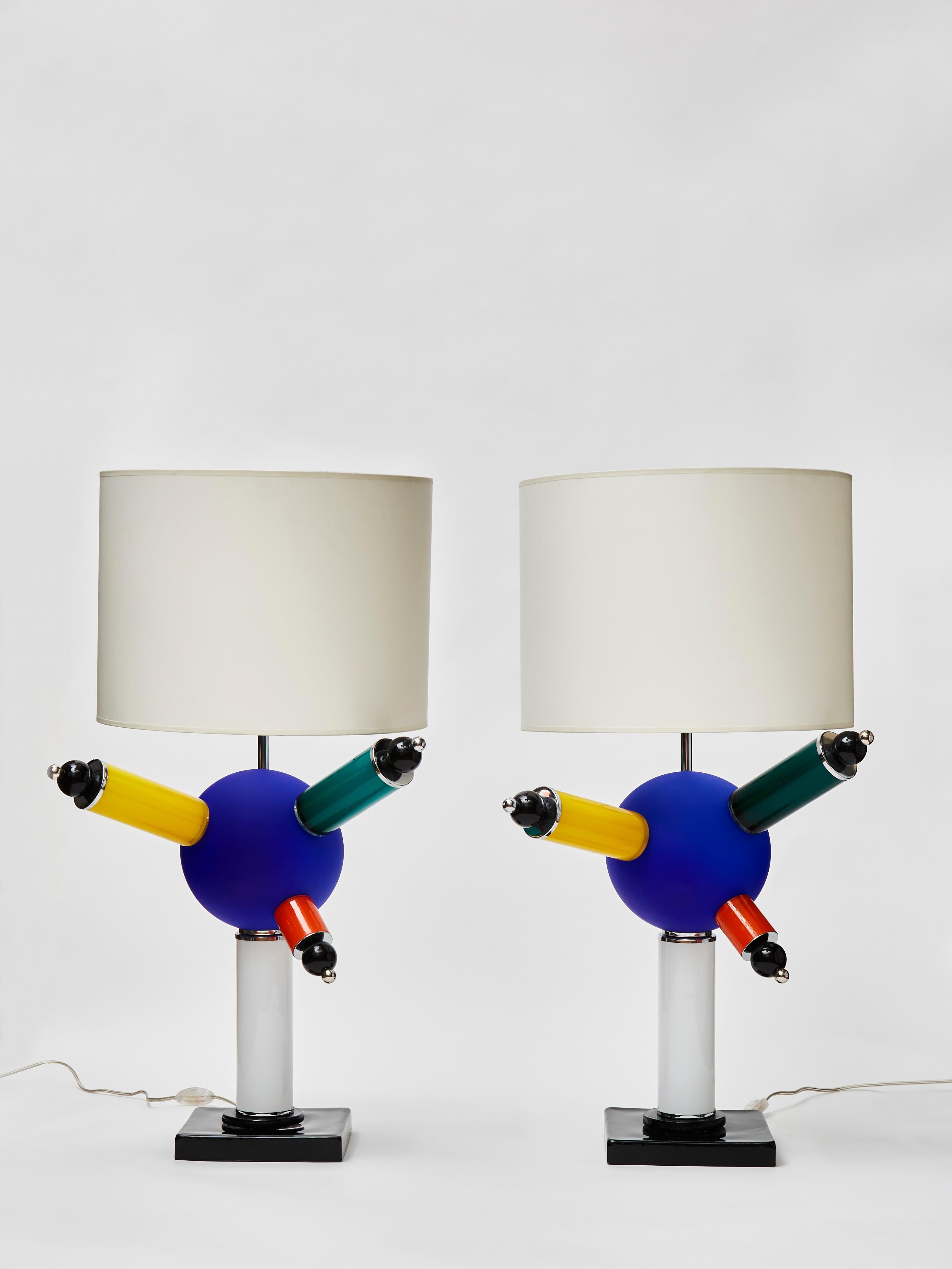 Paire de lampes de table en verre coloré de Murano avec des accents en laiton nickelé.