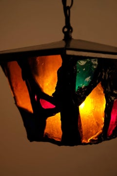 Ein Paar farbige Glasanhänger im Stil von Peter Marsh