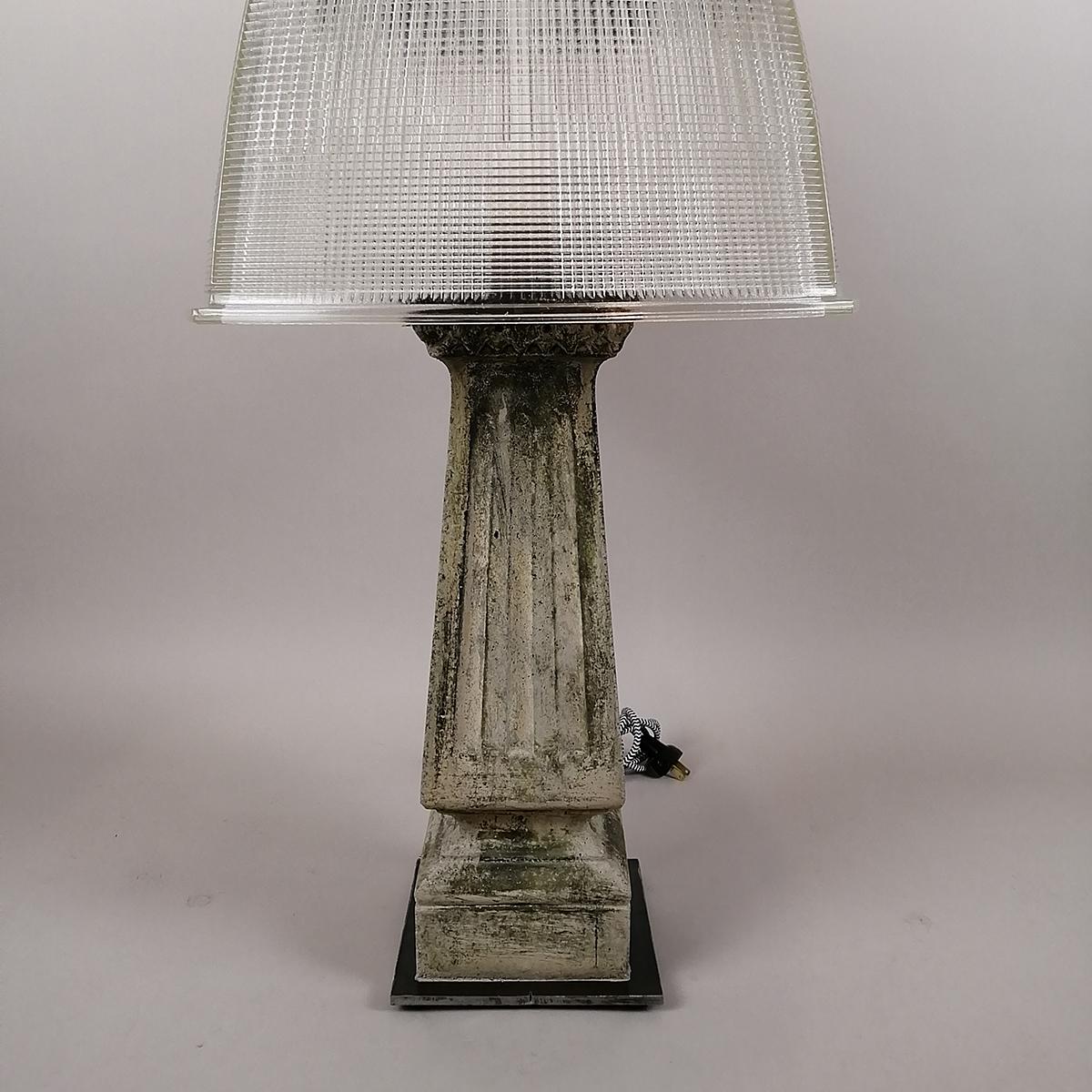 Ein Paar Säulenlampen aus Beton und Harz mit Holophan-Pressglasschirmen. Entworfen und hergestellt von Trouvé. Limitierte Auflage von 8 Lampen (4 Paare).

Jede einzelne Lampe hat eine andere Textur und Oberfläche. Bitte fordern Sie zusätzliche