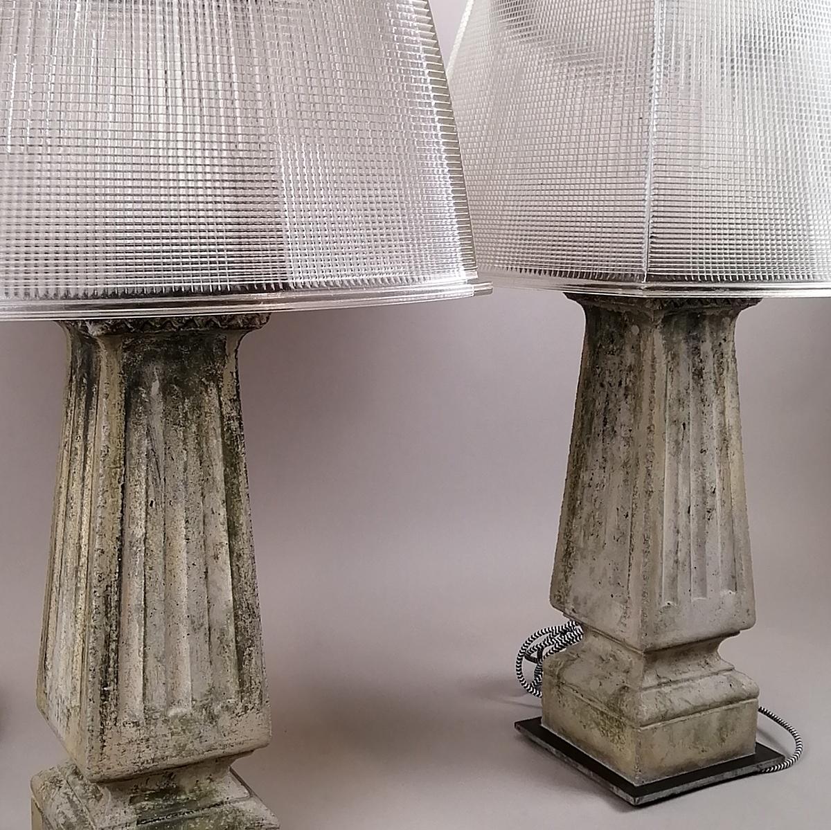 Postmoderne Paire de lampes à colonne en résine de béton avec écrans en verre holophane en vente