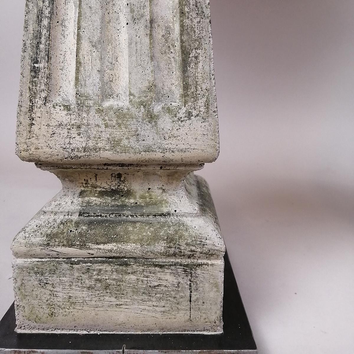 Paire de lampes à colonne en résine de béton avec écrans en verre holophane Bon état - En vente à Mexico City, MX