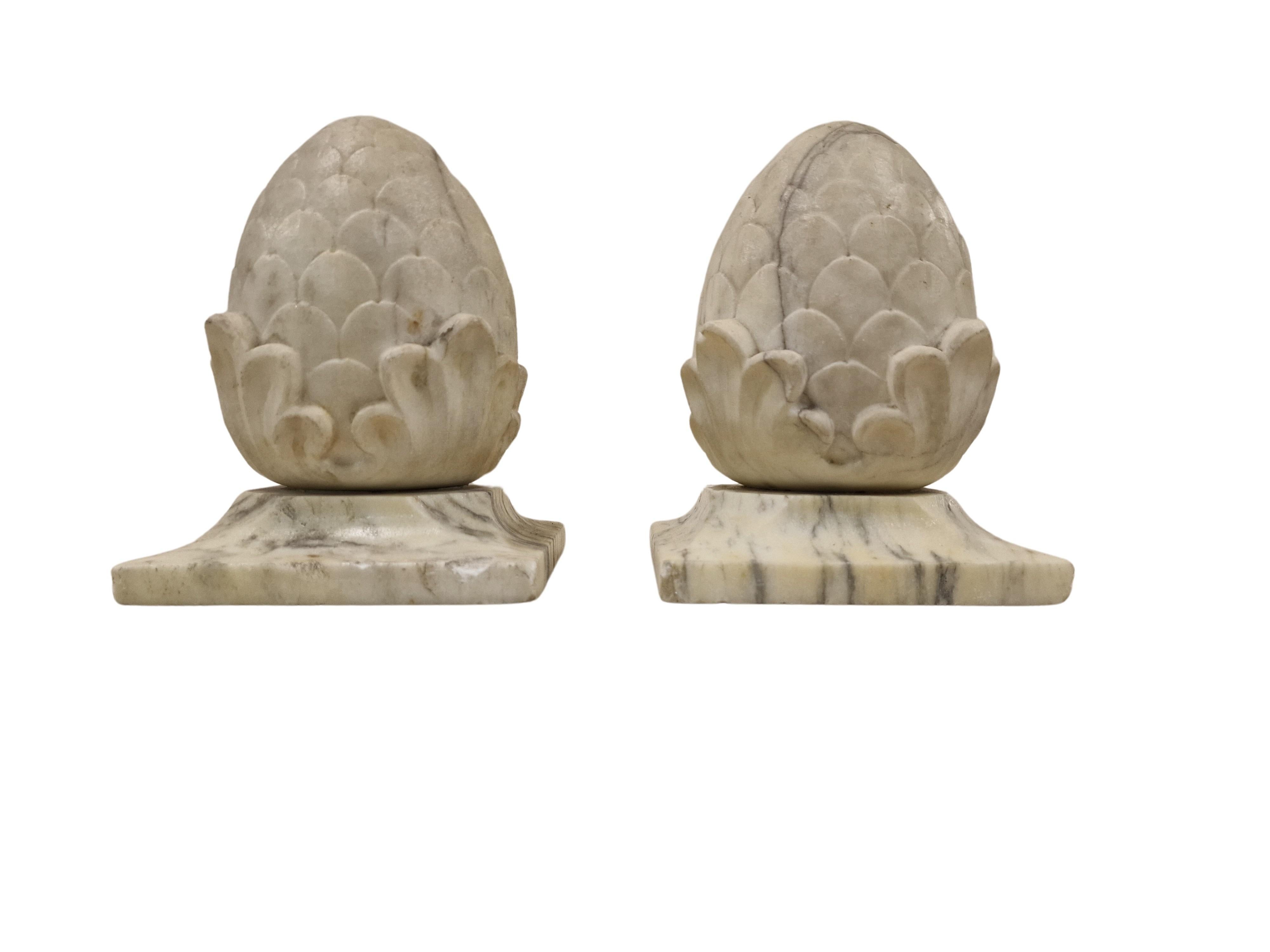italien Paire de couronnes de colonne en forme de cônes de pin, symbole de chance, marbre, 1920, Italie en vente