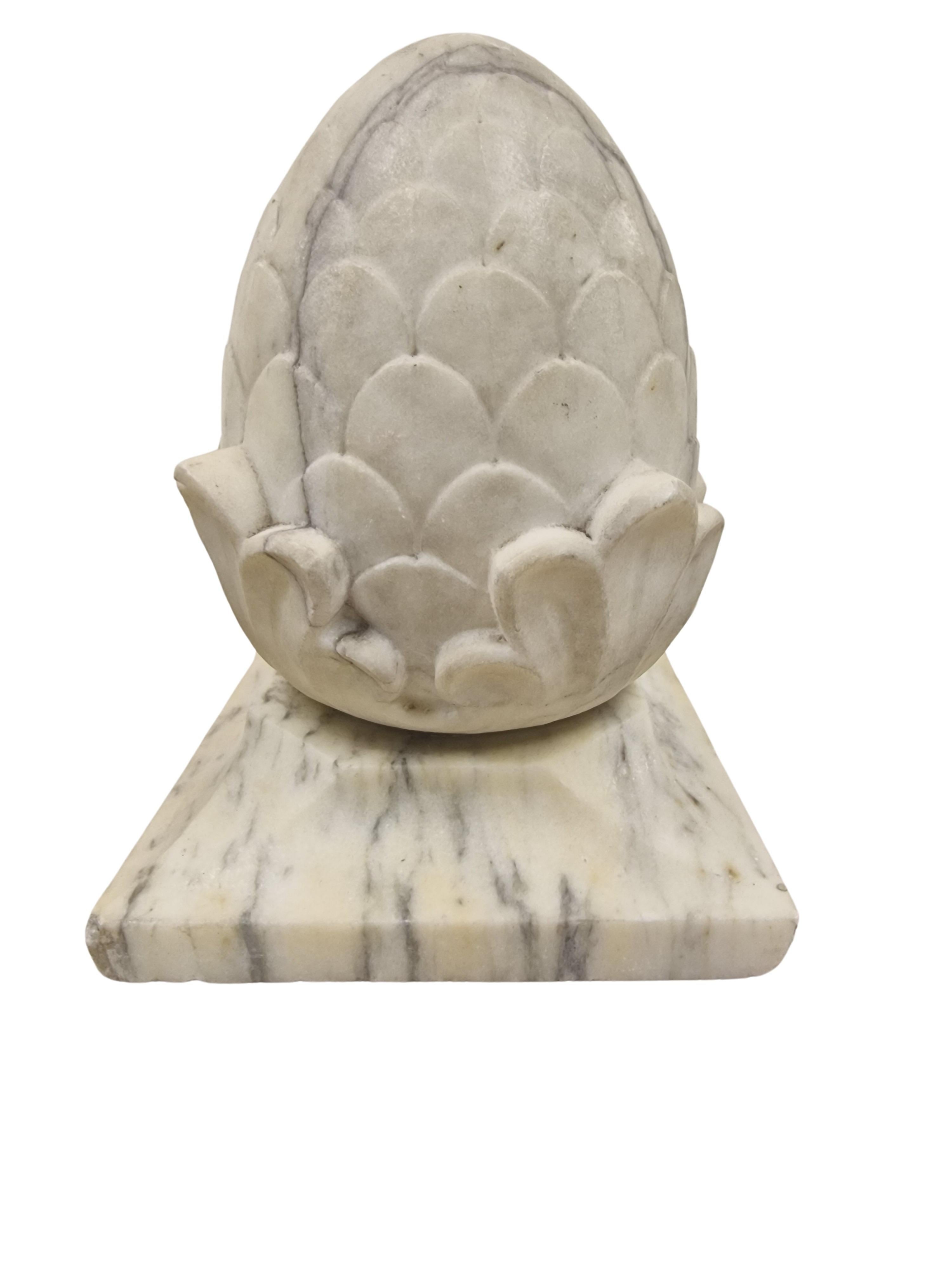 Paire de couronnes de colonne en forme de cônes de pin, symbole de chance, marbre, 1920, Italie Bon état - En vente à Wien, AT