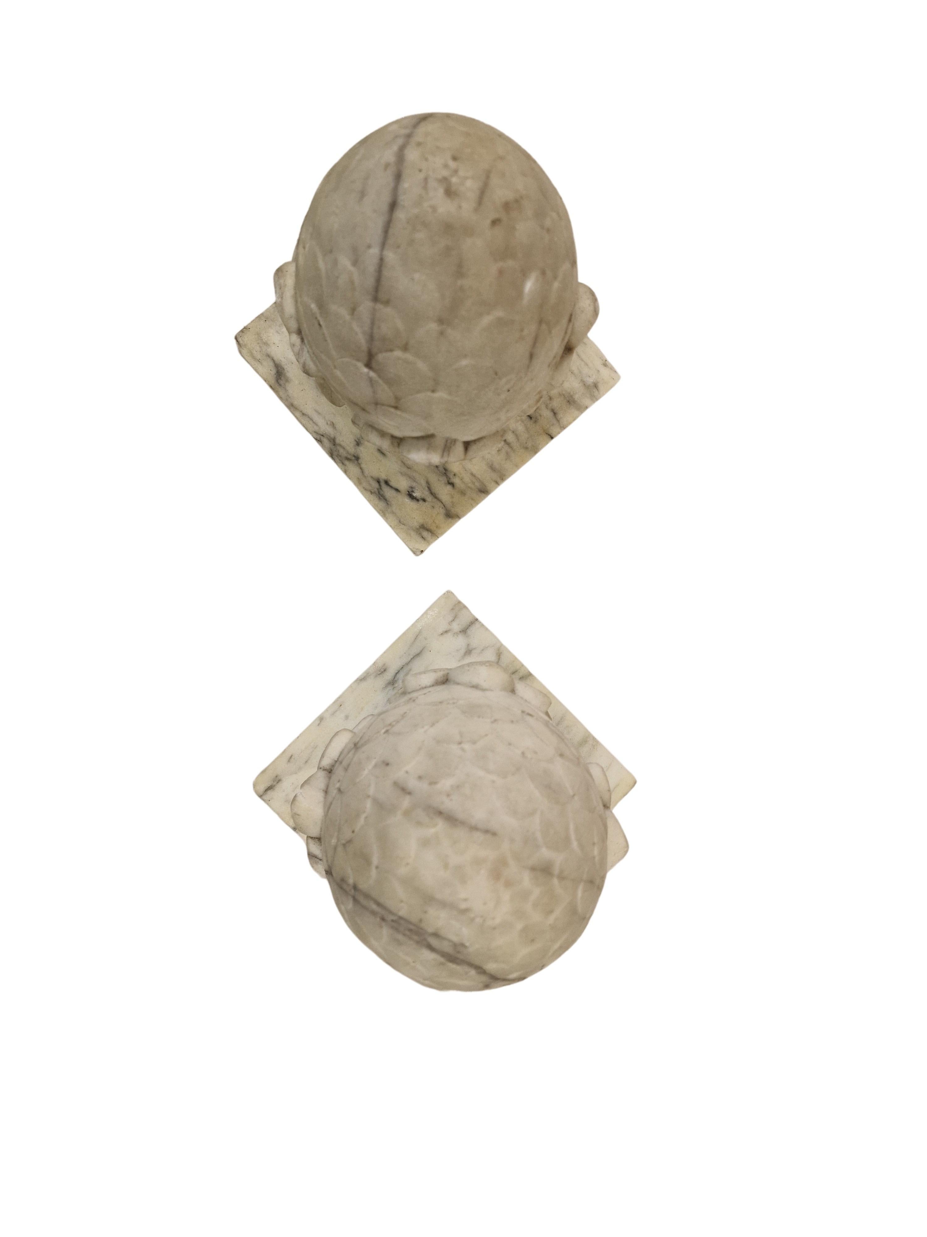 Paar Säulenkronen in Form von Kiefernkegeln, Symbol des Glücks, Marmor, 1920, Italien (Frühes 20. Jahrhundert) im Angebot