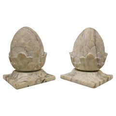 Paire de couronnes de colonne en forme de cônes de pin, symbole de chance, marbre, 1920, Italie