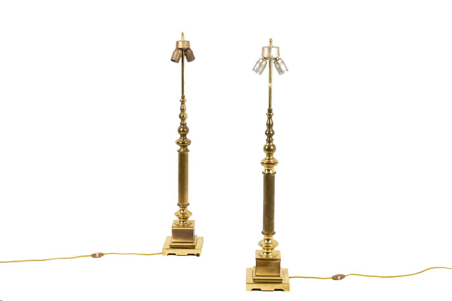 Pair of column lamps in gilt bronze. Shaft in fluted column shape topped by a chapelet of balls. Quadripode square base with cut edges topped by a cube.

Work realized in the 1970s.

Functional electrical system.

  