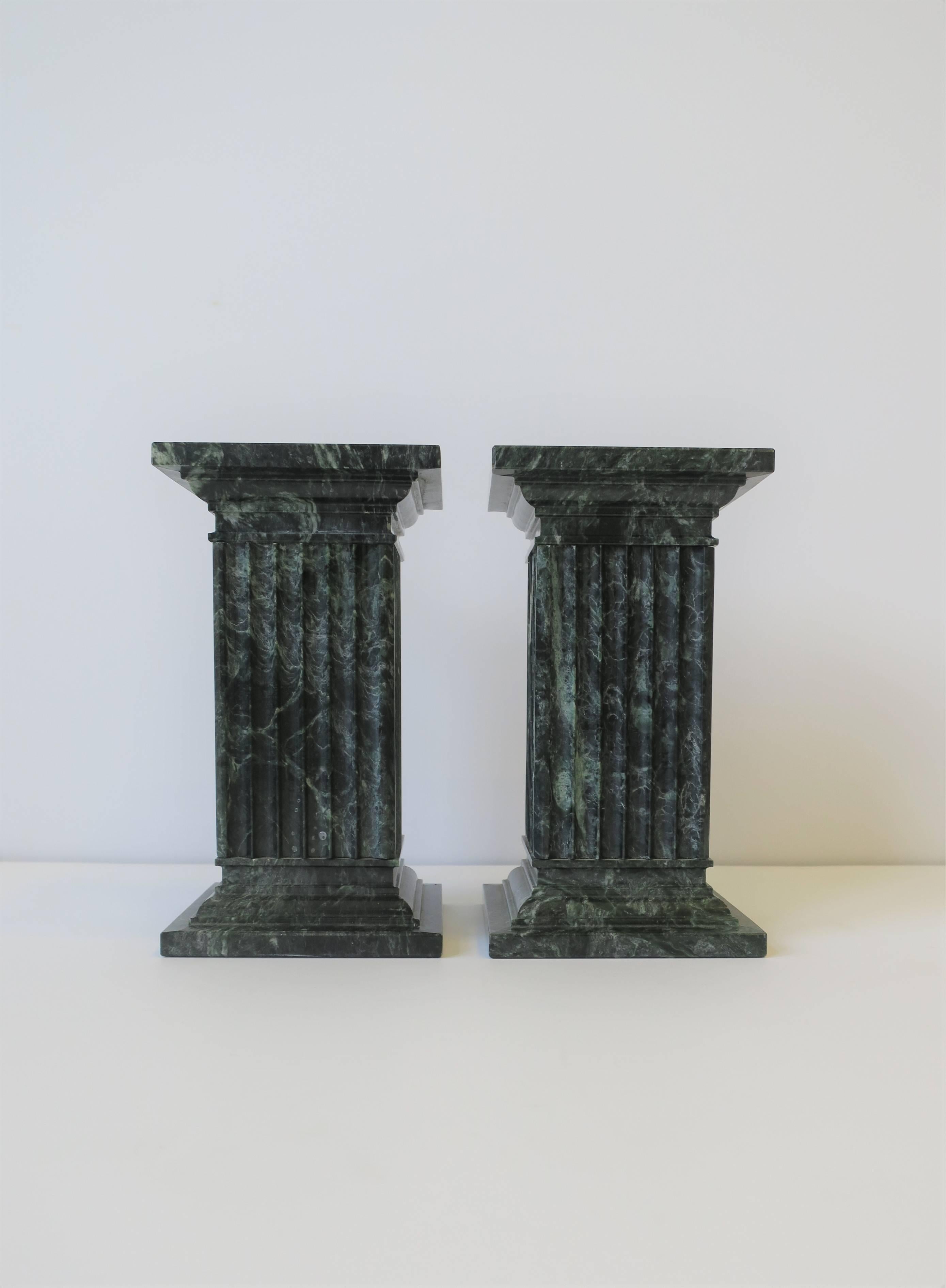 A pair of 'column' pillar green and white marble bookends, circa late 20th century. Excellent condition. Column architecture is in the style of the 'fluted non-tapered square'.

Each measure: 6