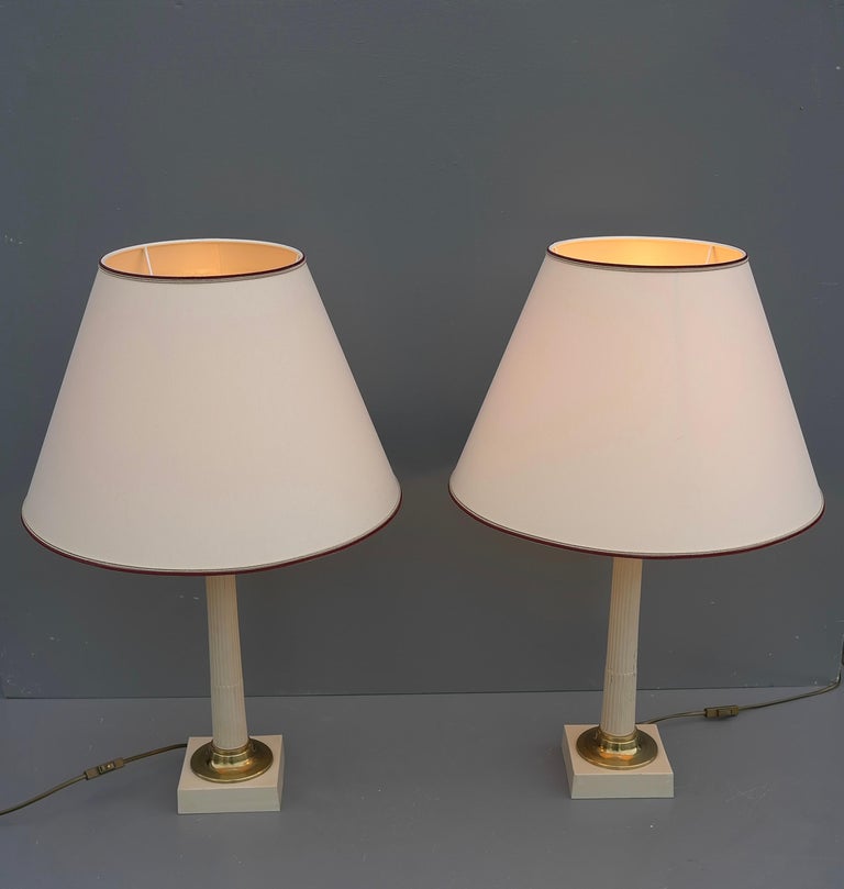 Pair of Column Table Lamps in Off White Metal and Brass Details, France 1960's In Good Condition For Sale In Den Haag, NL