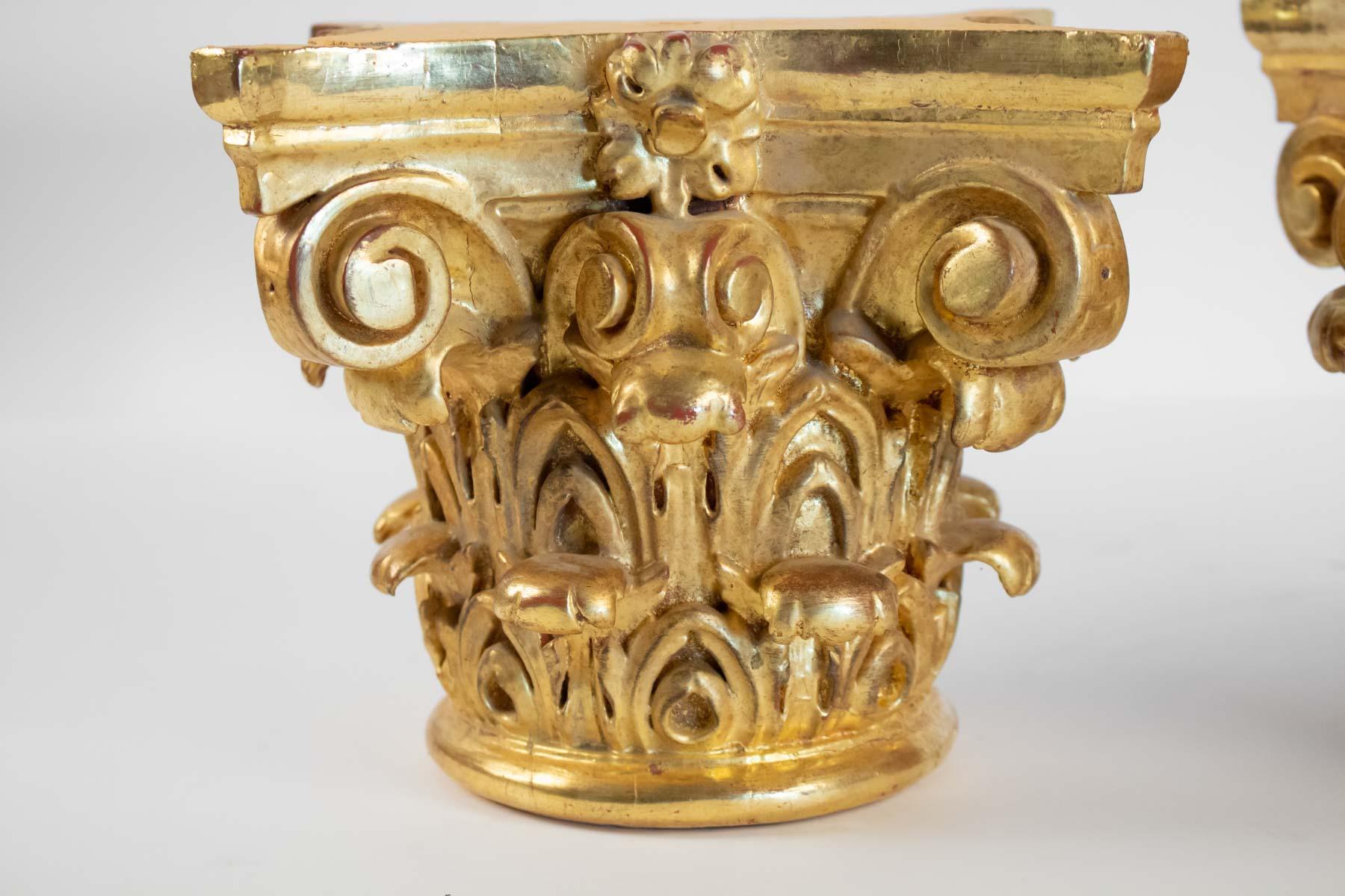 Pair of column tops carved and gilded, 20th century
Measures: H 20cm, W 22cm.