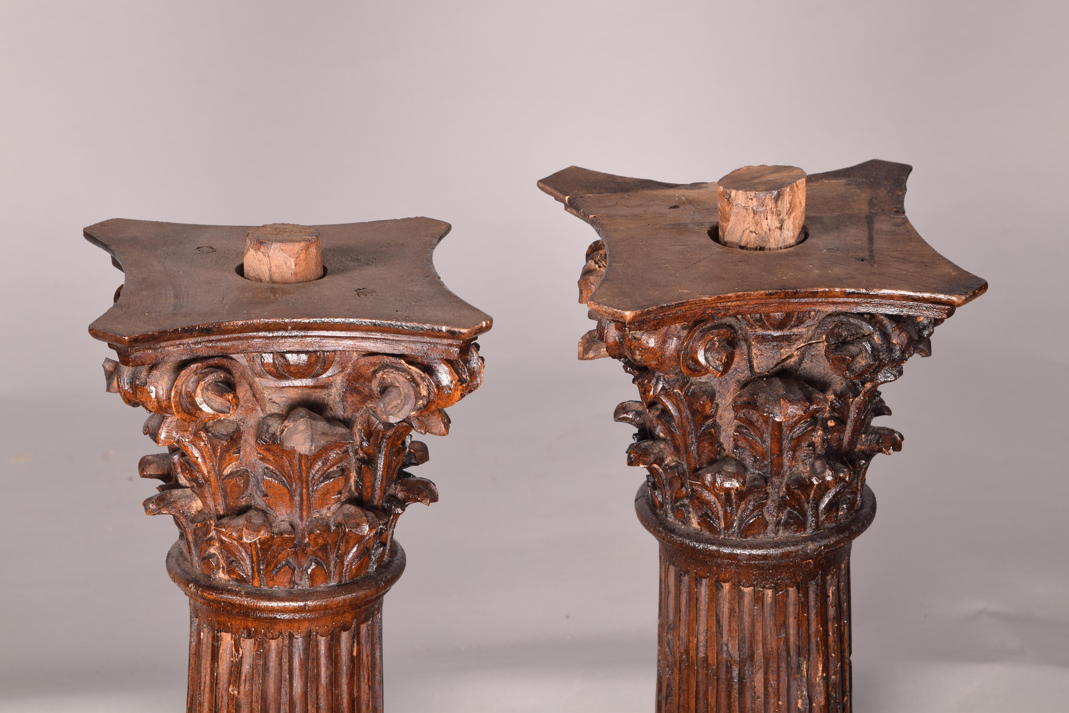 Pair of Columns in Carved Wood, 17th Century For Sale 3