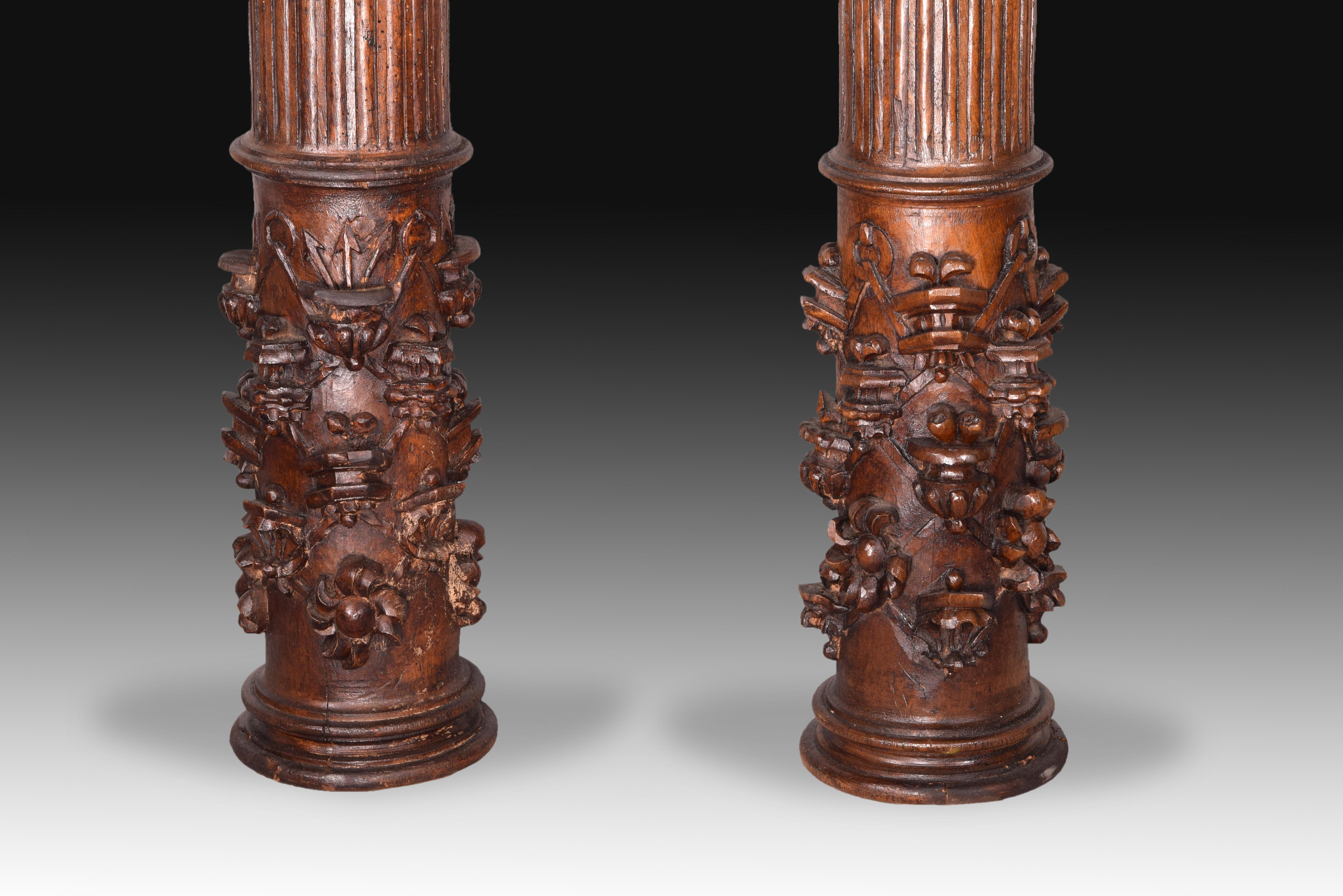 Baroque Pair of Columns in Carved Wood, 17th Century For Sale