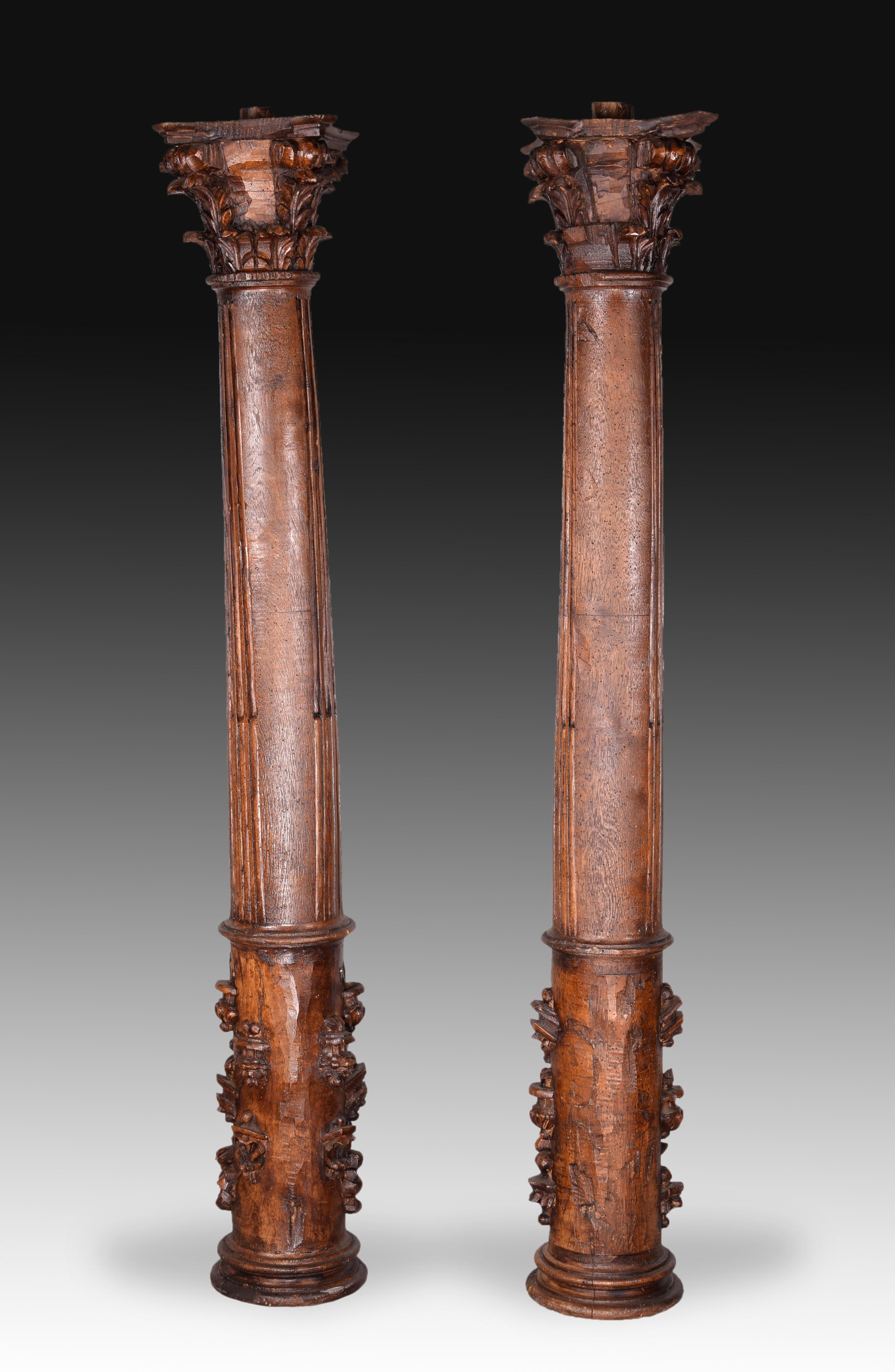 Sculpté à la main Paire de colonnes en bois sculpté, 17ème siècle en vente