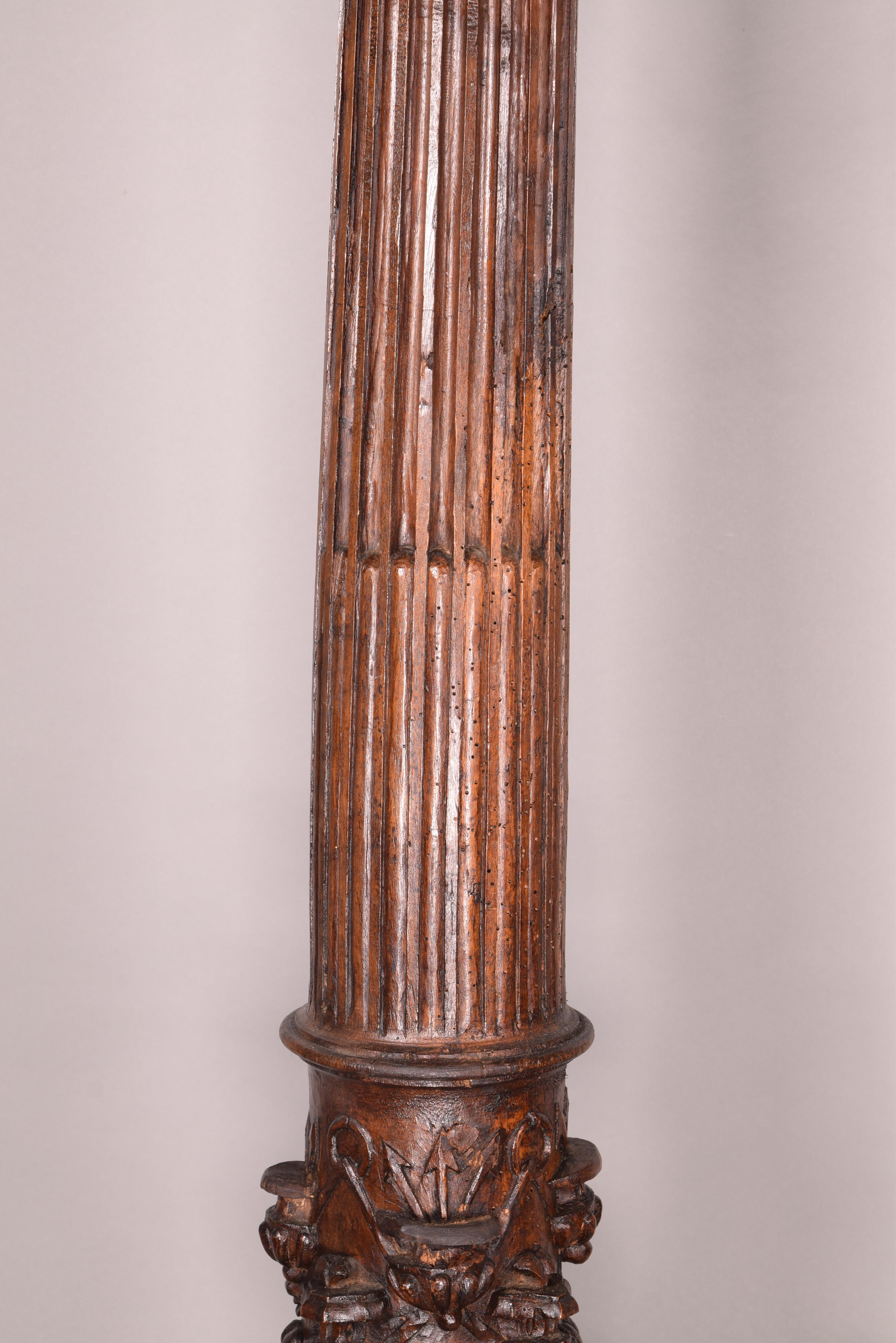 Pair of Columns in Carved Wood, 17th Century In Fair Condition For Sale In Madrid, ES