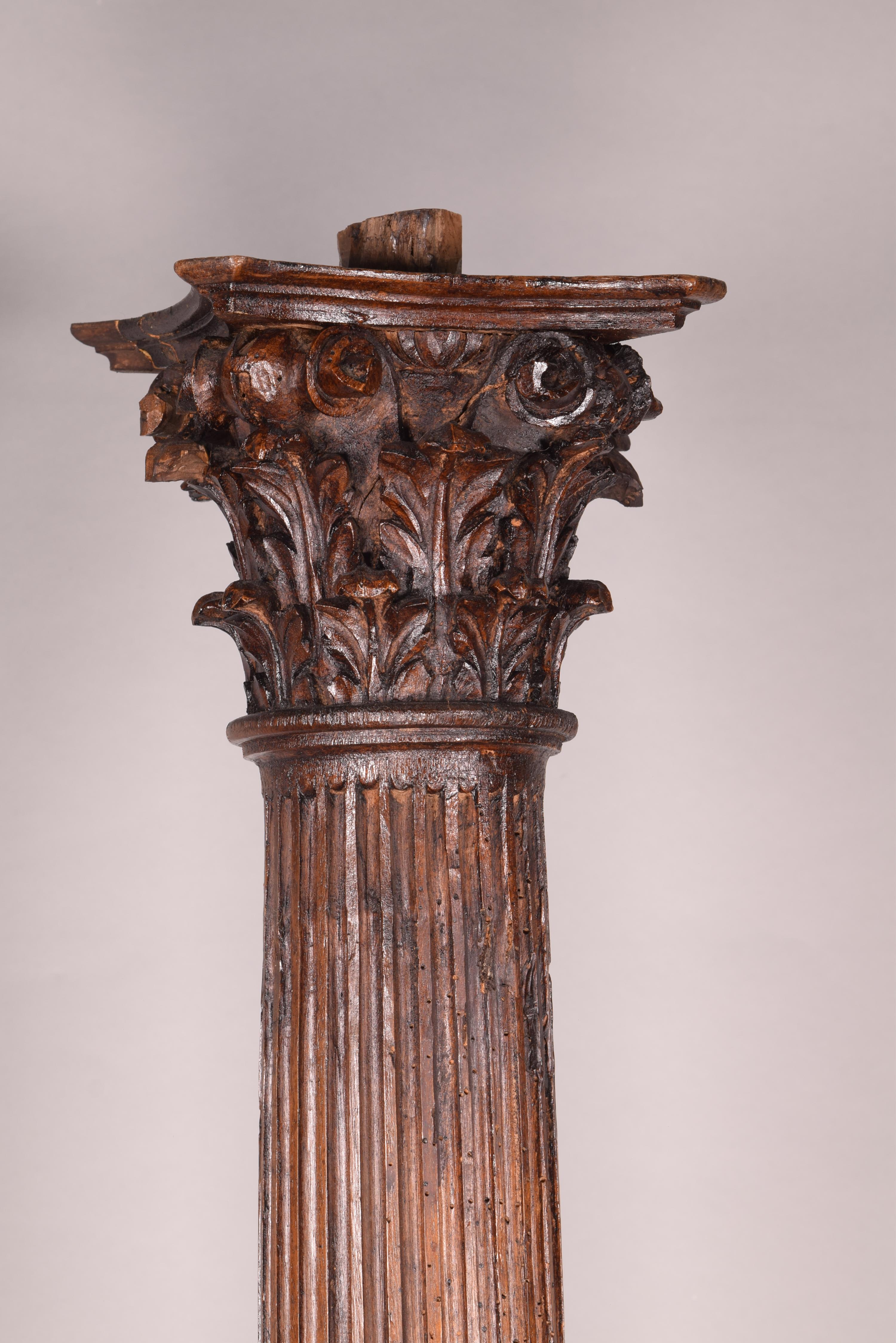18th Century and Earlier Pair of Columns in Carved Wood, 17th Century For Sale