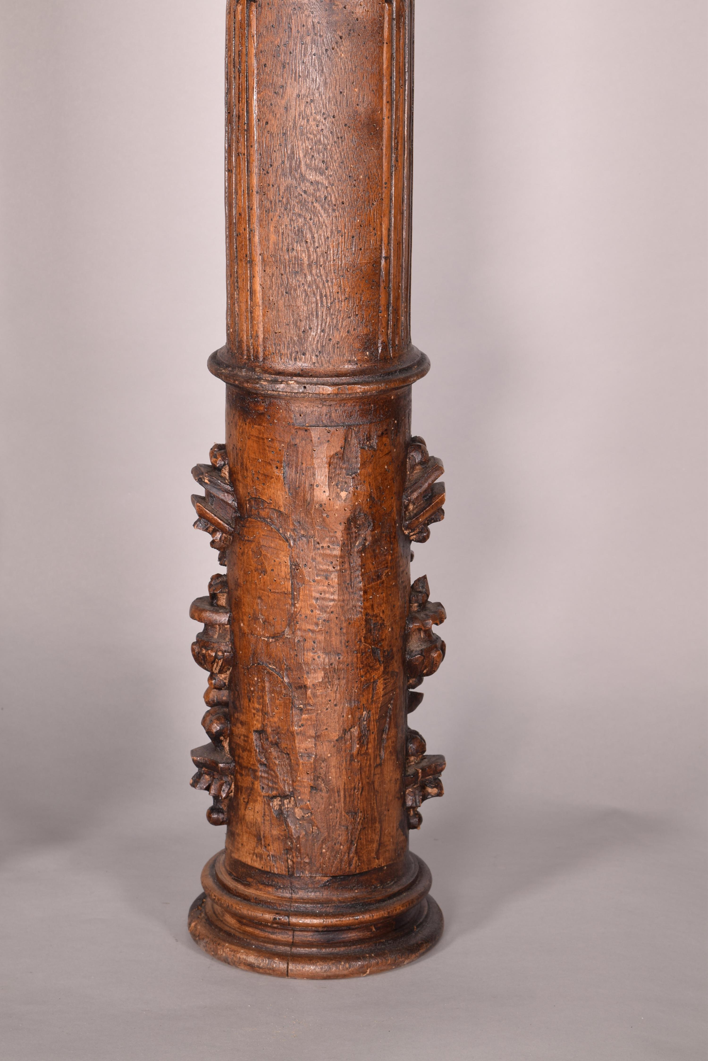 Paire de colonnes en bois sculpté, 17ème siècle en vente 1