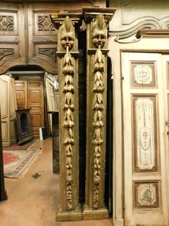 Pareja de columnas de madera dorada, lacada y tallada con mascarones, España