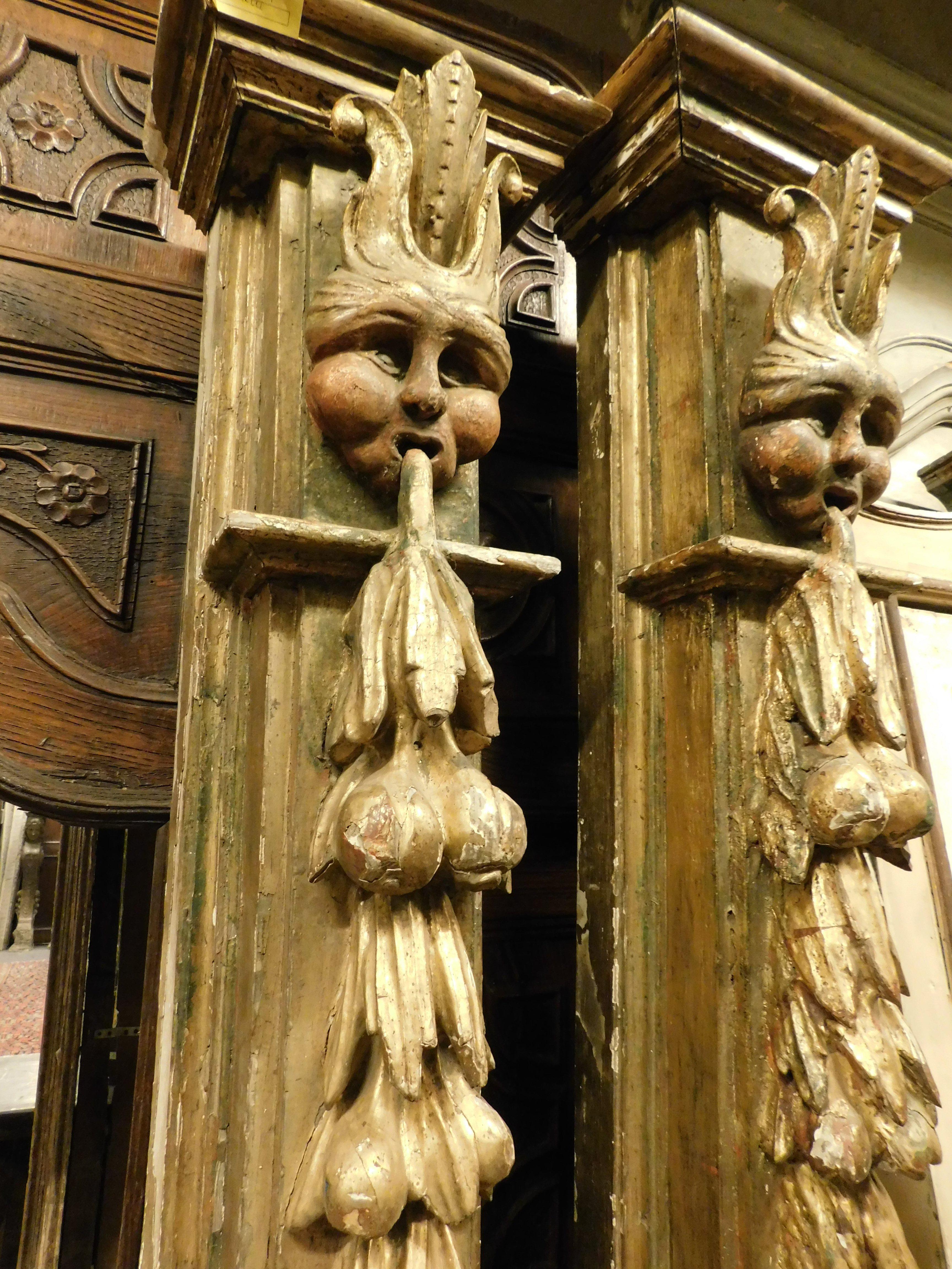 Pair of columns in gilded, lacquered and carved wood with masks, Spain In Good Condition For Sale In Cuneo, Italy (CN)