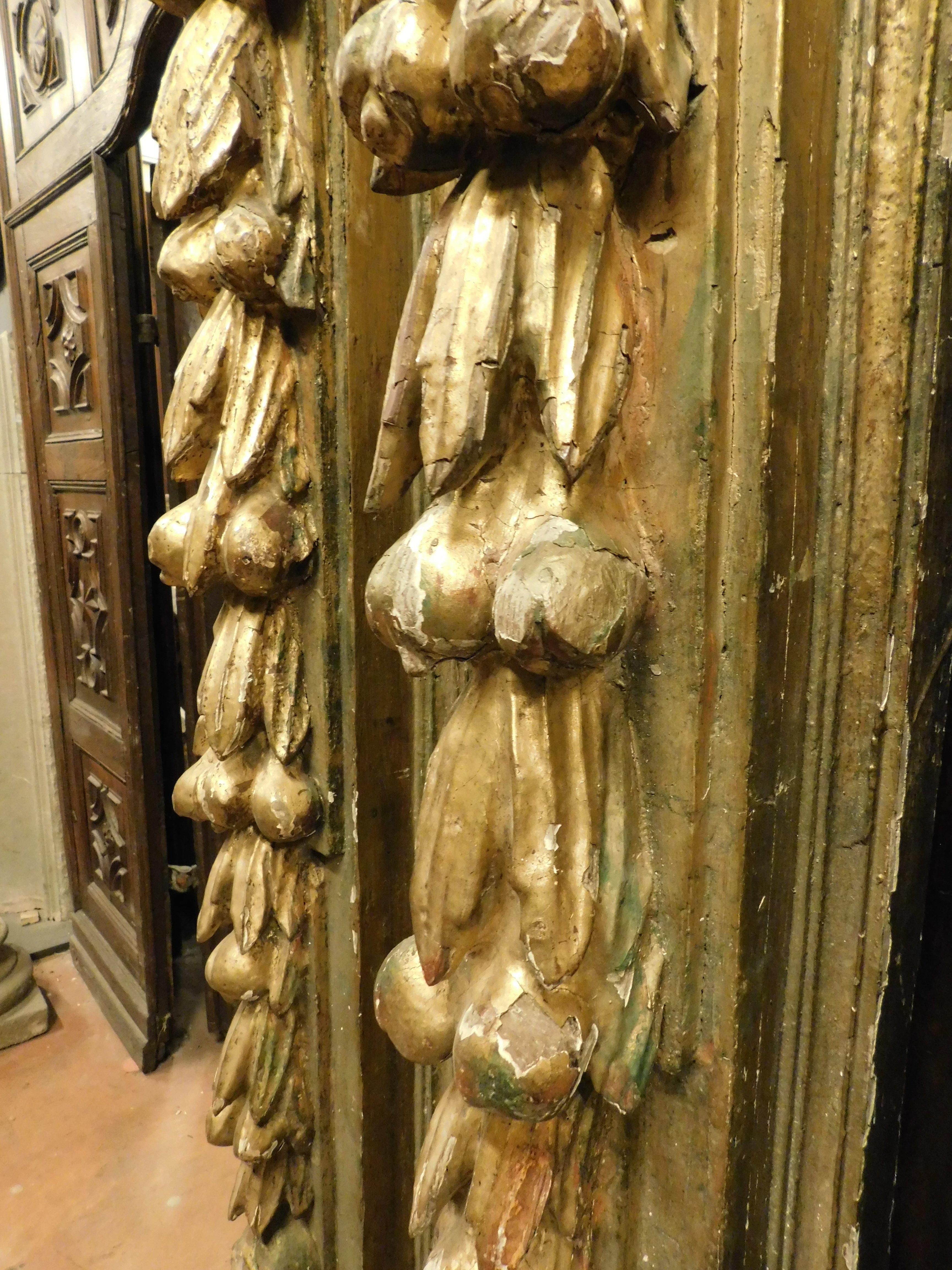 Peuplier Paire de colonnes en bois doré, laqué et sculpté avec masques, Espagne en vente