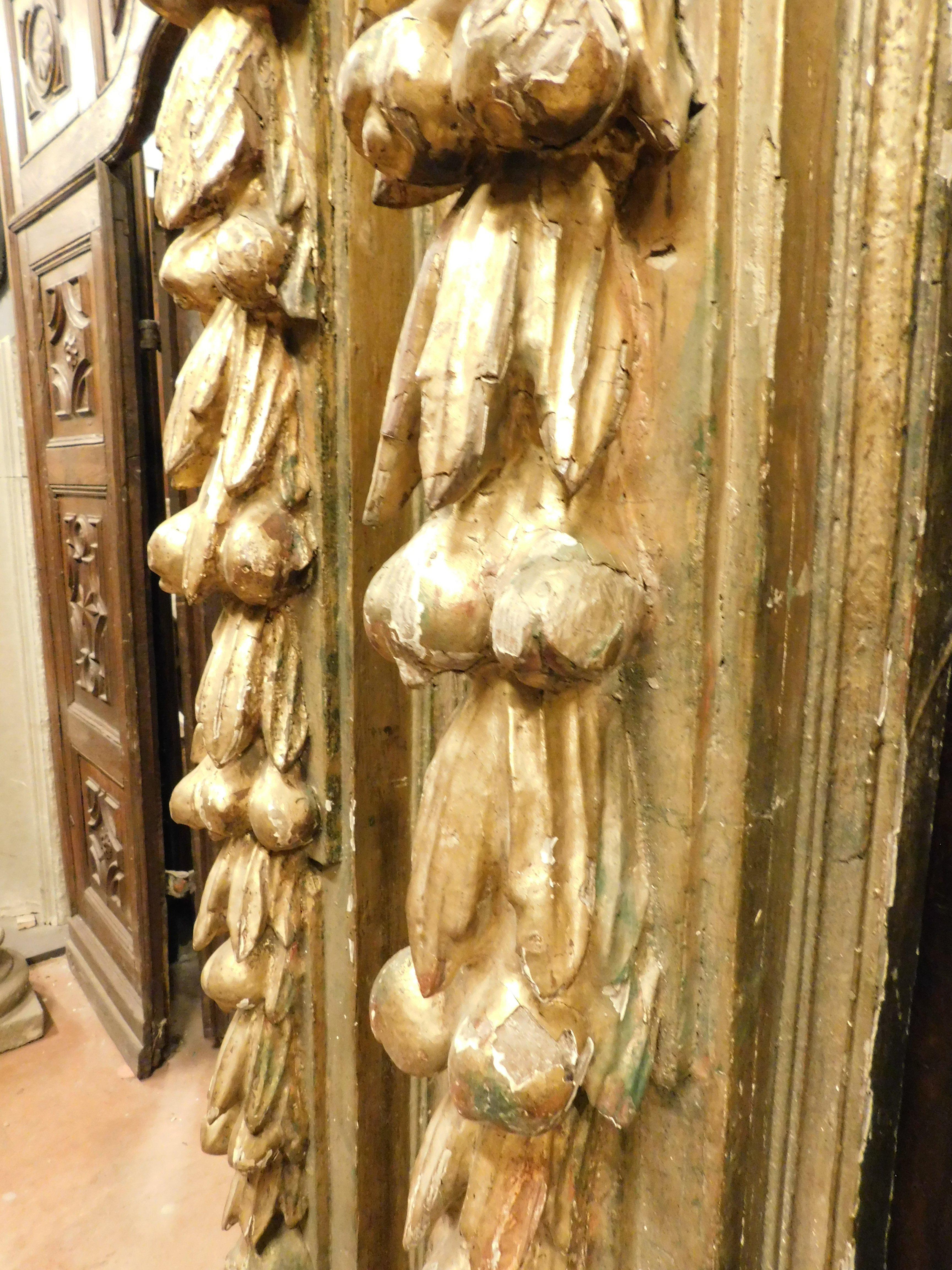 Paar Säulen aus vergoldetem, lackiertem und geschnitztem Holz mit Masken, Spanien im Angebot 1