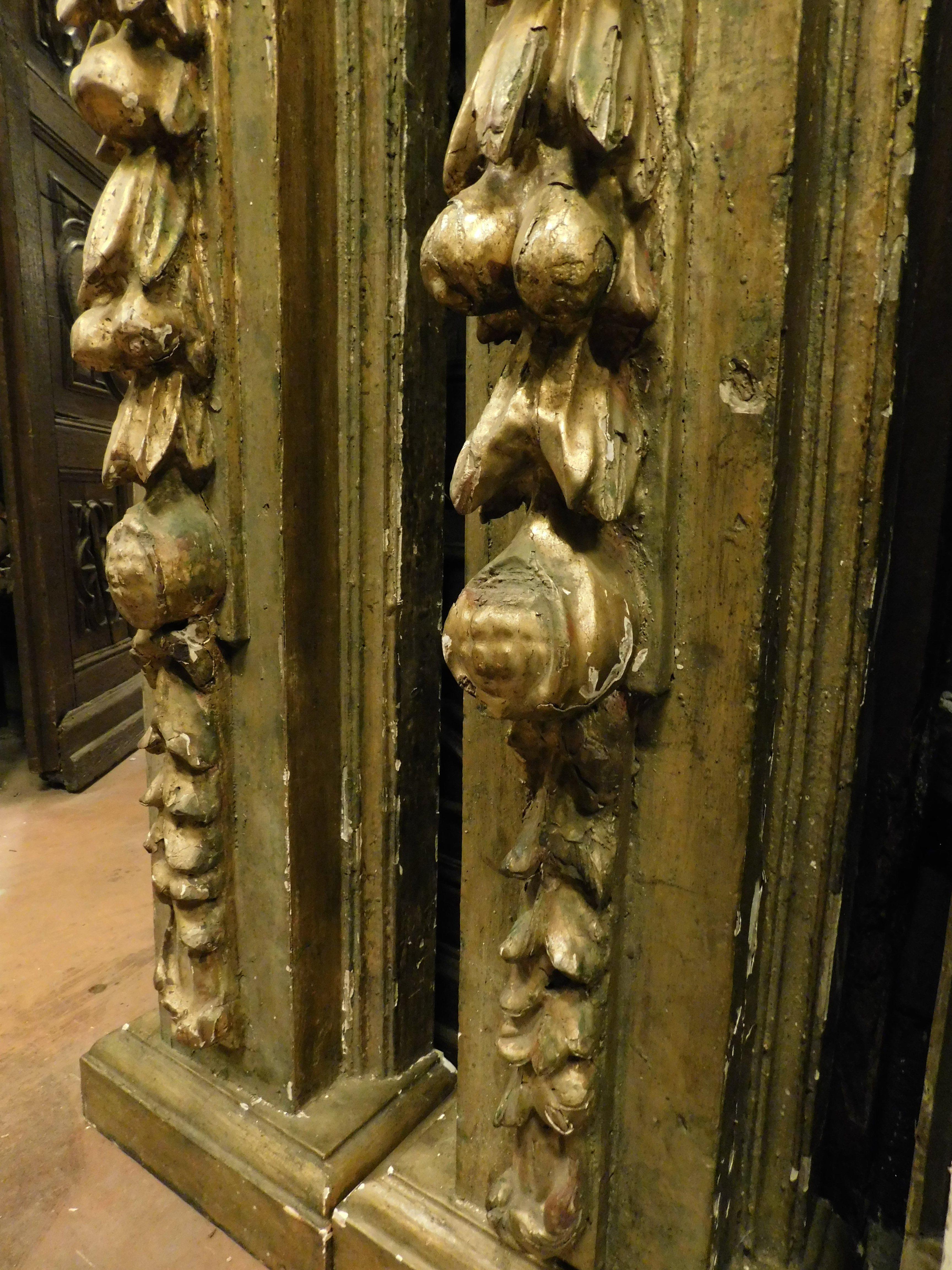 Pair of columns in gilded, lacquered and carved wood with masks, Spain For Sale 2