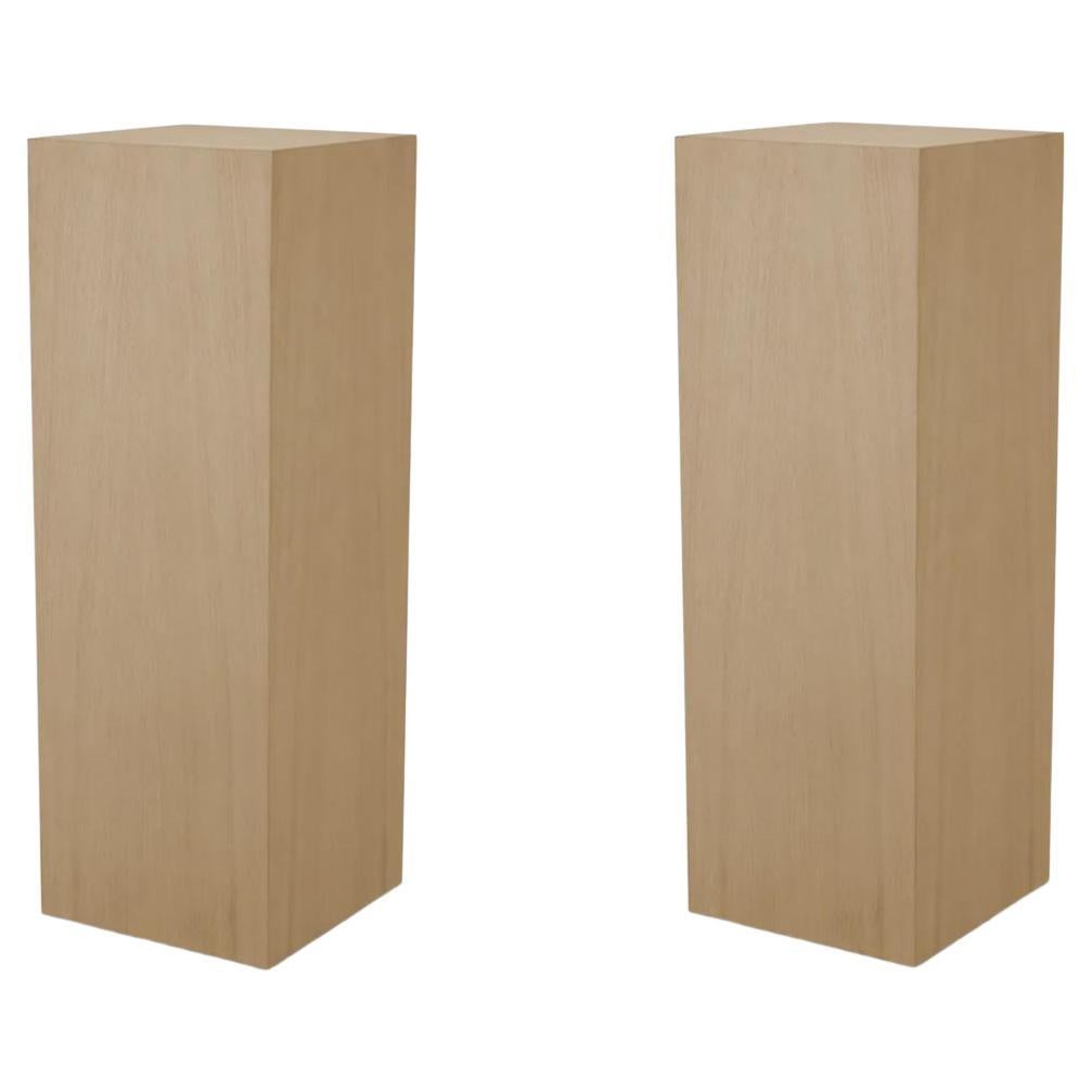 Paire de colonnes en placage de bois clair, 21e siècle.