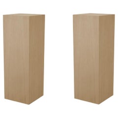 Paire de colonnes en placage de bois clair, 21e siècle.