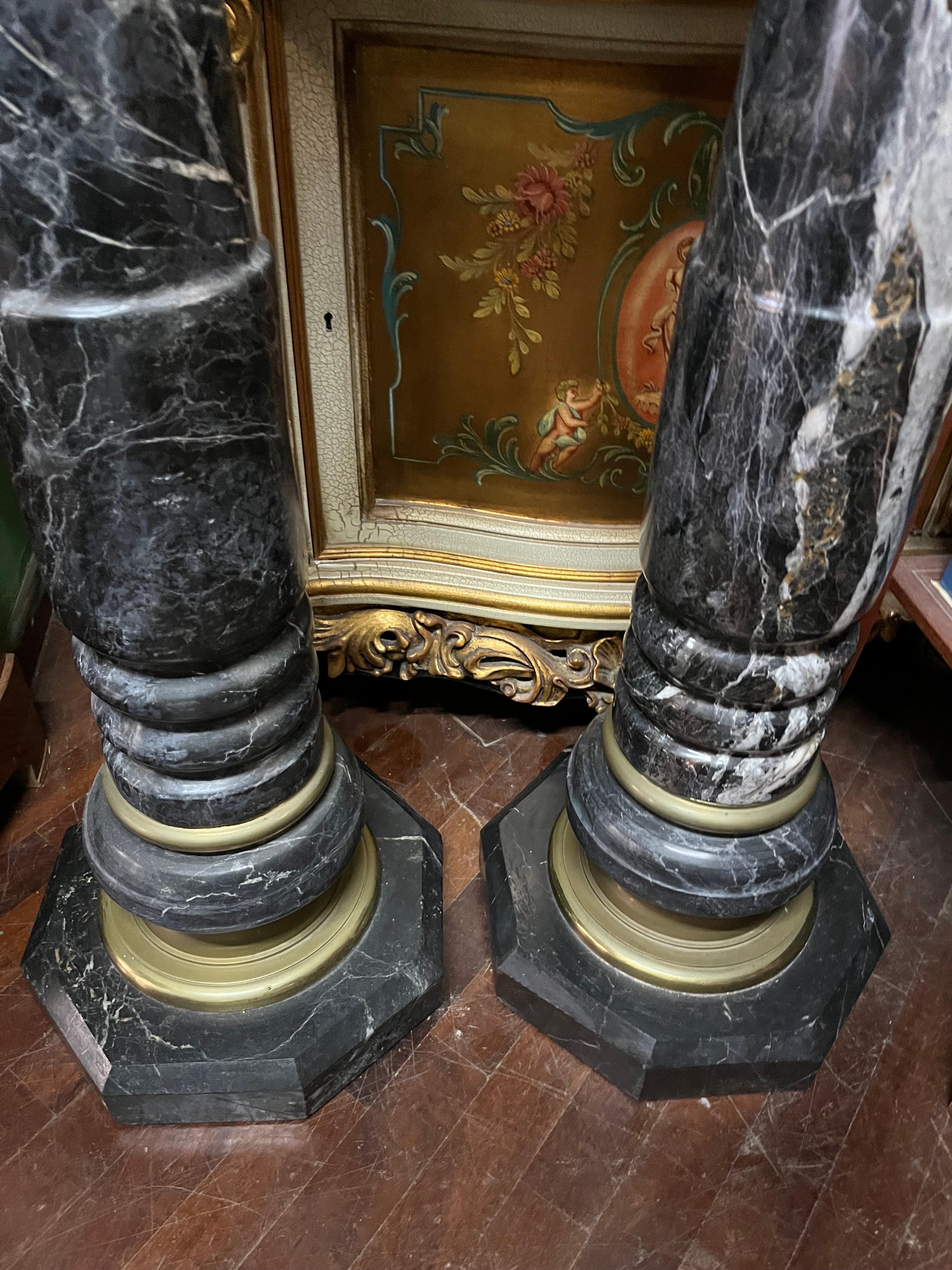 Paire de colonnes en marbre noir précieux et laiton des années 1900 Bon état - En vente à Foggia, FG