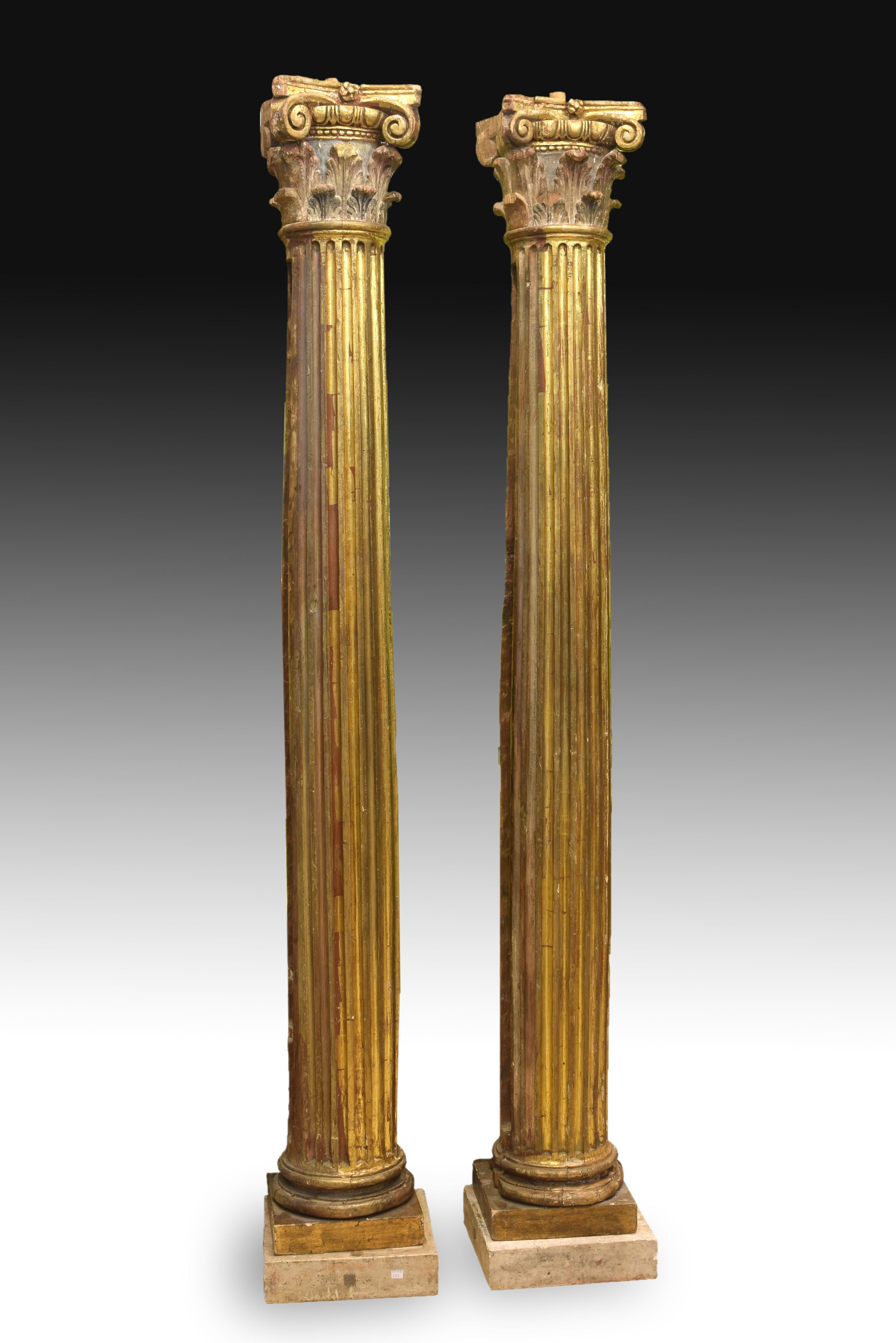 Baroque Pair of Columns, Polychromed and Gilt Walnut Wood, 17th Century