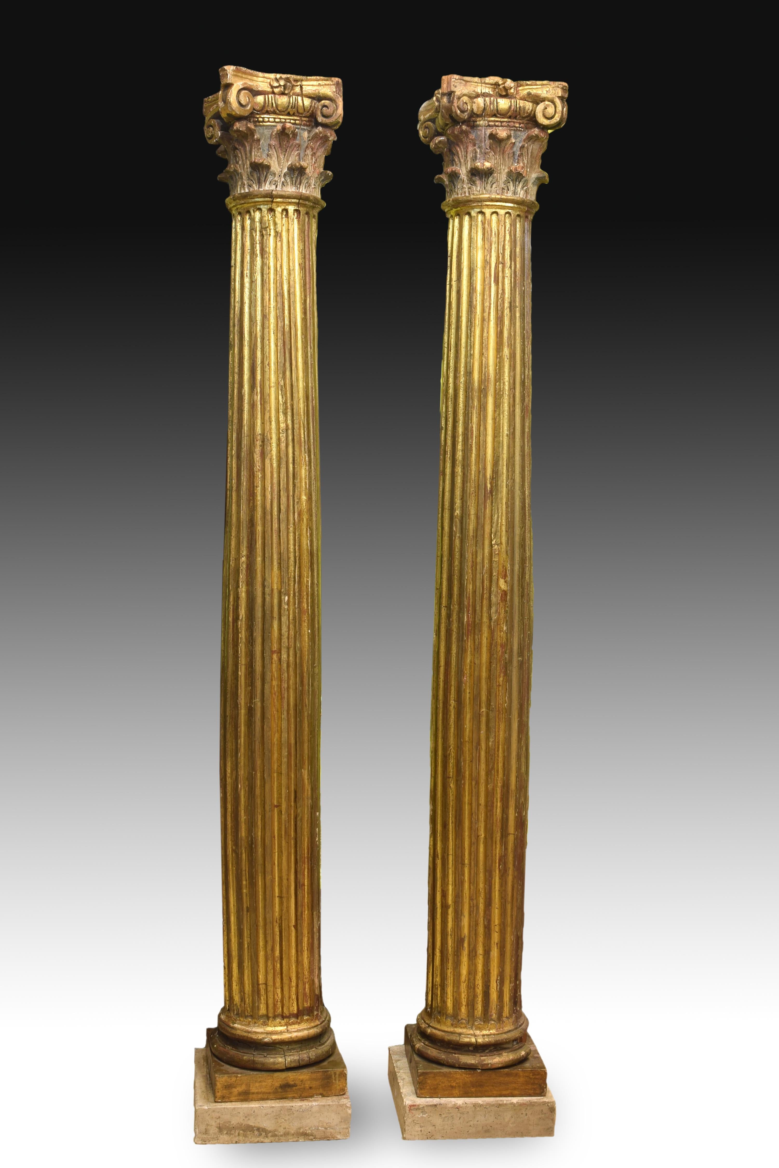 Hand-Crafted Pair of Columns, Polychromed and Gilt Walnut Wood, 17th Century