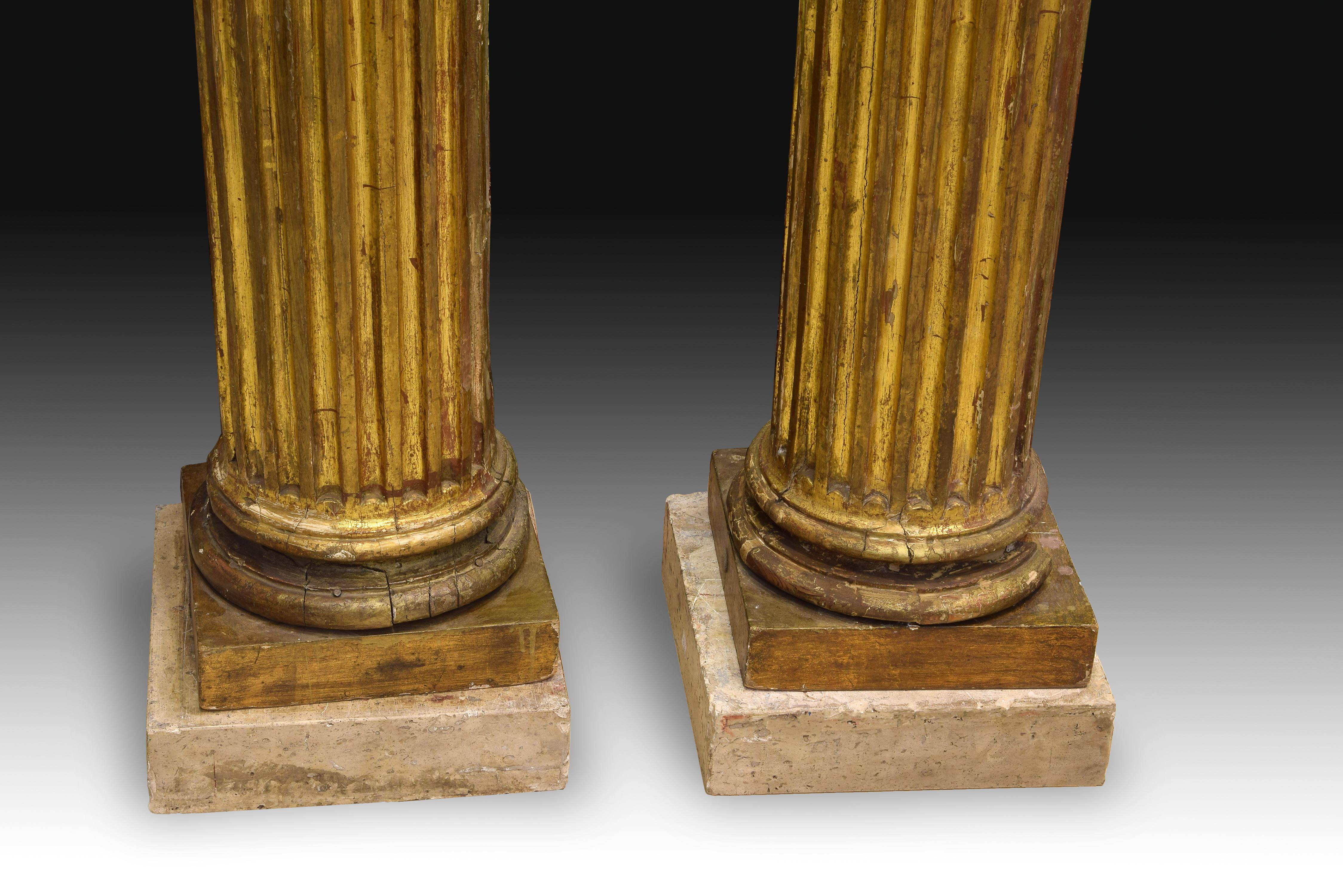 18th Century and Earlier Pair of Columns, Polychromed and Gilt Walnut Wood, 17th Century