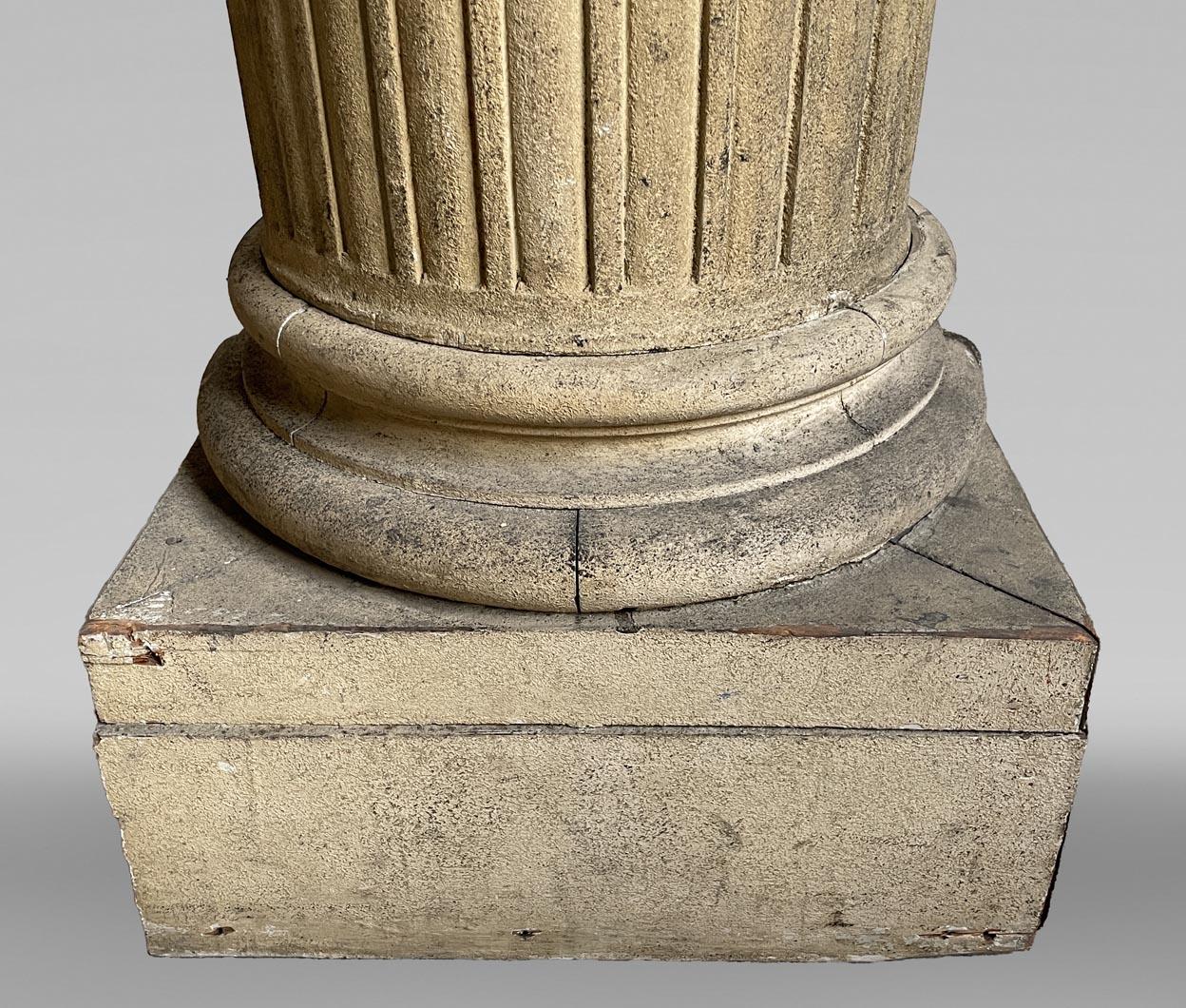 This pair of columns in resinous wood with stucco decorations was executed in the late 19th century.

The columns are fluted and grooved. The grooving, first solid, then in sculpted stucco in the form of pendant flowers, rise one on two at two
