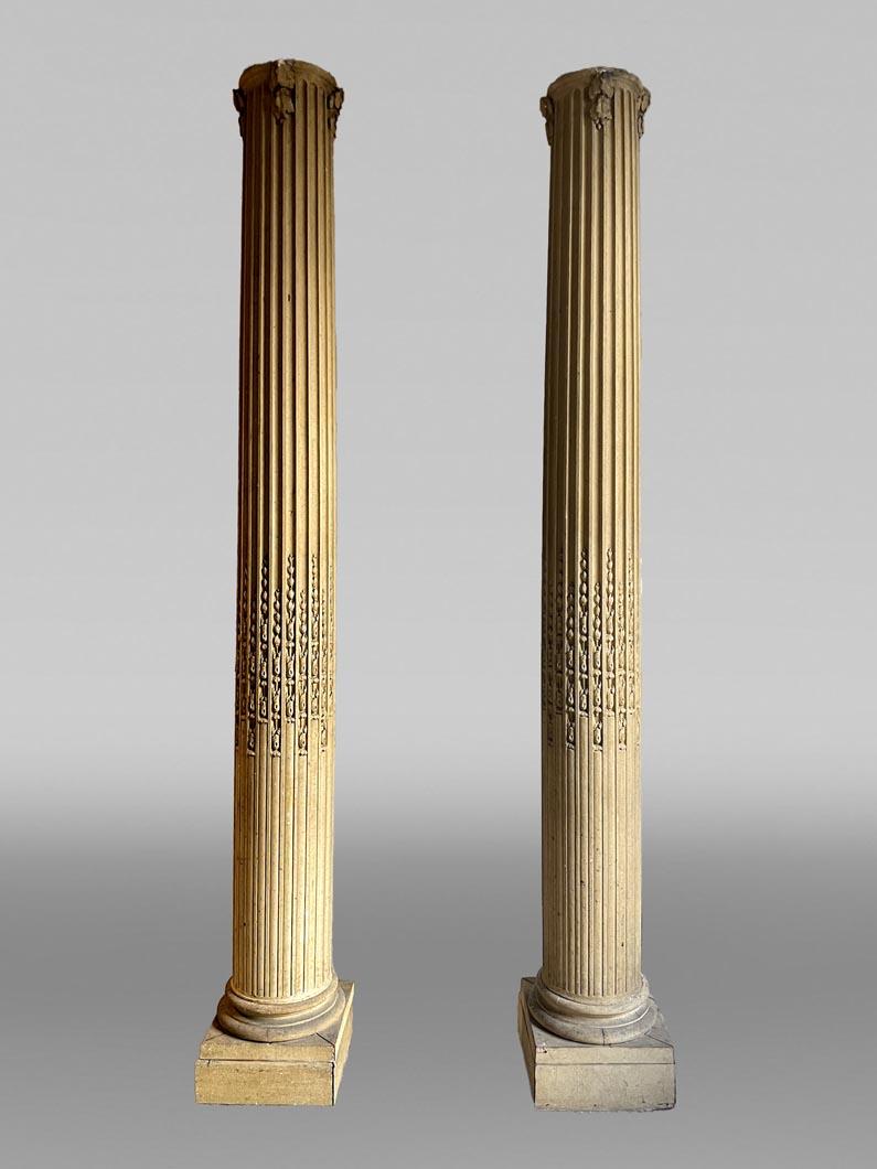 Louis XVI Pair of columns with oak leaves in carved wood and stucco, late 19th century For Sale