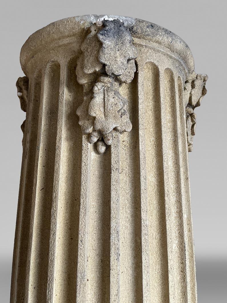 French Pair of columns with oak leaves in carved wood and stucco, late 19th century For Sale