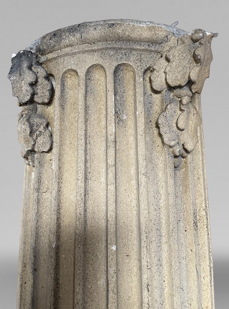 Painted Pair of columns with oak leaves in carved wood and stucco, late 19th century For Sale