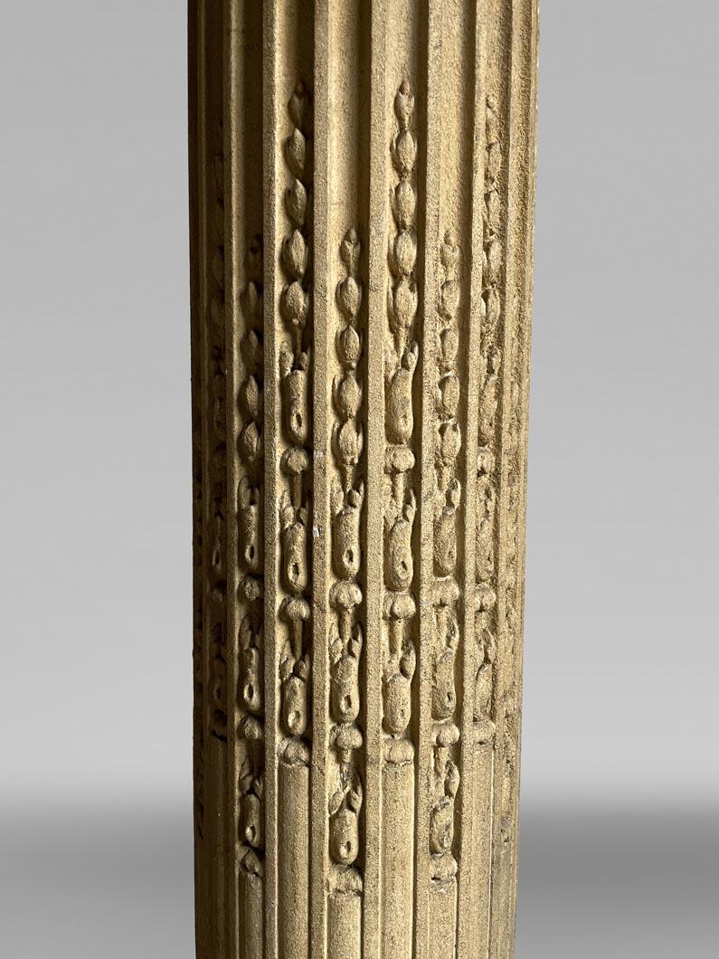 Pair of columns with oak leaves in carved wood and stucco, late 19th century In Good Condition For Sale In SAINT-OUEN-SUR-SEINE, FR