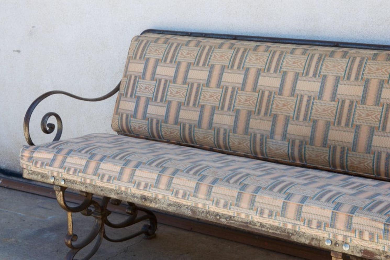 Patiné Paire de confortables bancs en fer forgé industriel de style Art nouveau français en vente