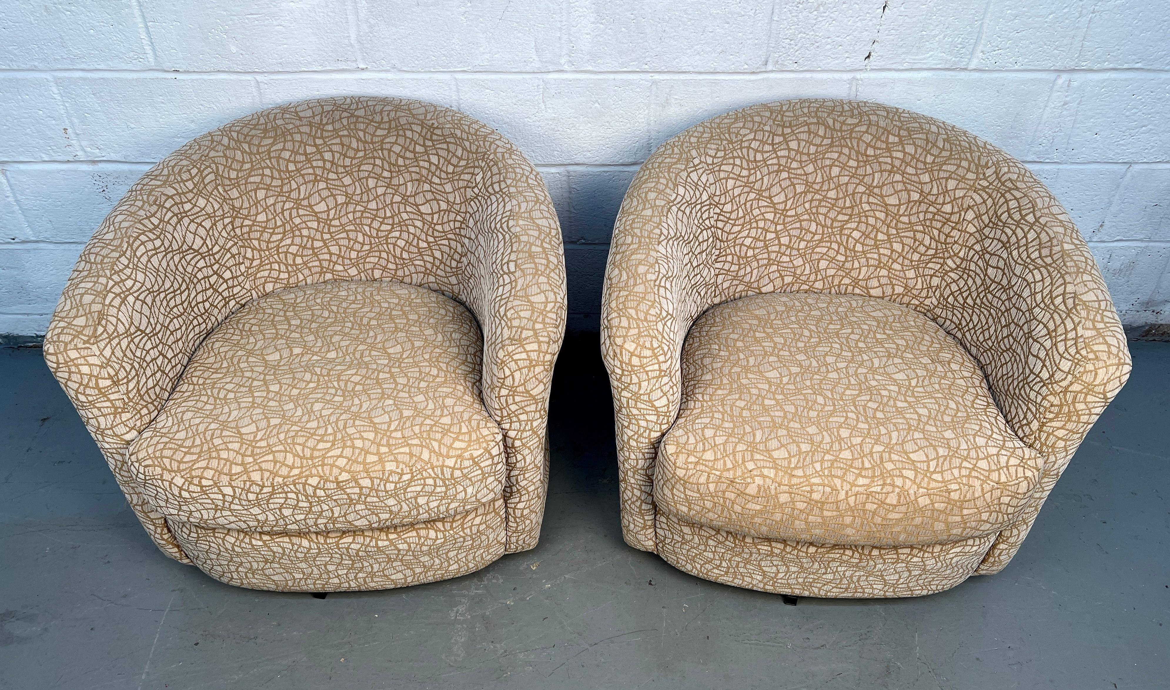 Paire de chaises pivotantes confortables et élégantes, de style moderne du milieu du siècle, aux lignes épurées et aux châssis entièrement rembourrés. Leur base pivotante lisse et leur design accueillant les rendent parfaits pour un salon, une salle