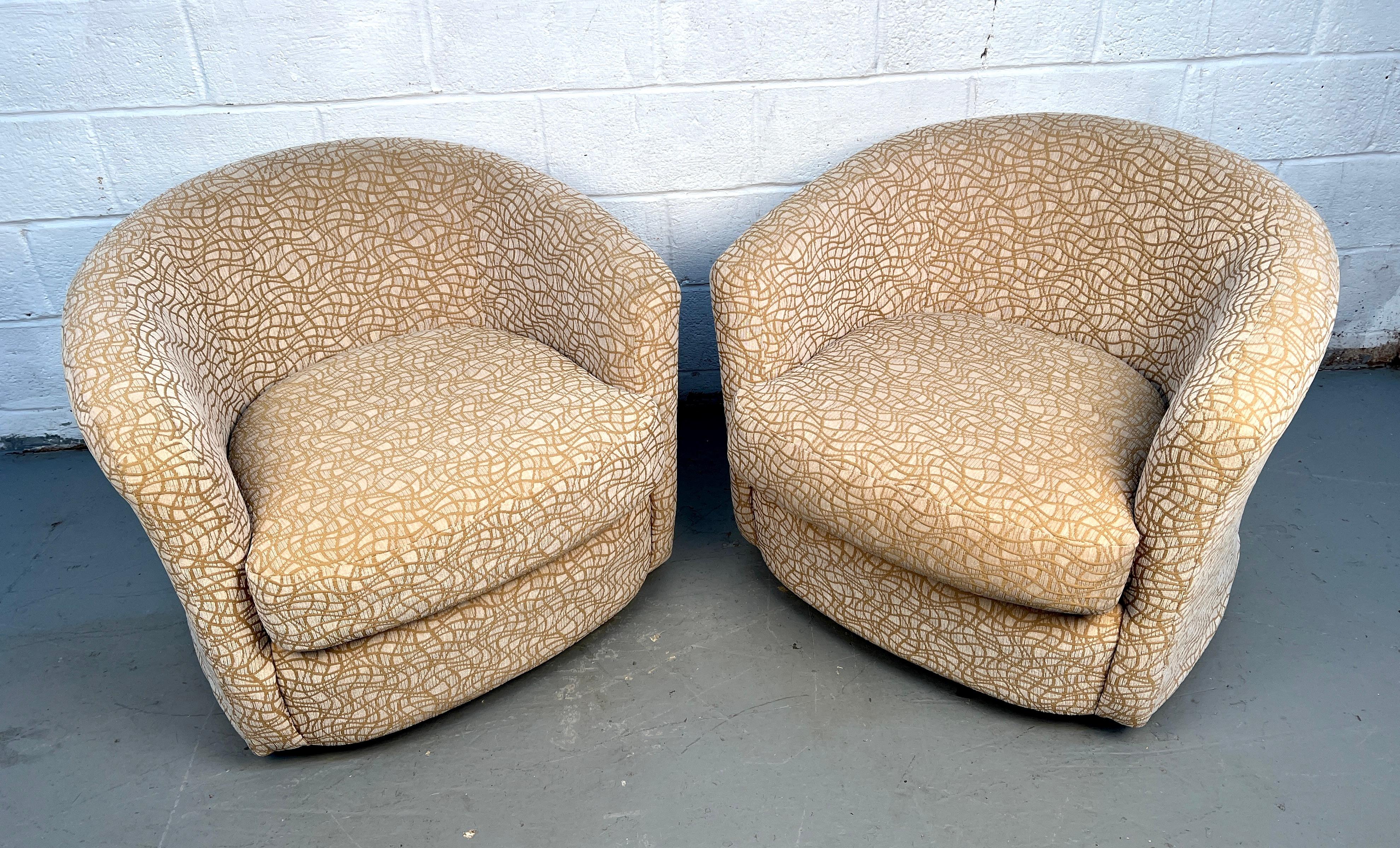 Mid-Century Modern Paire de confortables chaises pivotantes modernes du milieu du siècle dernier en vente